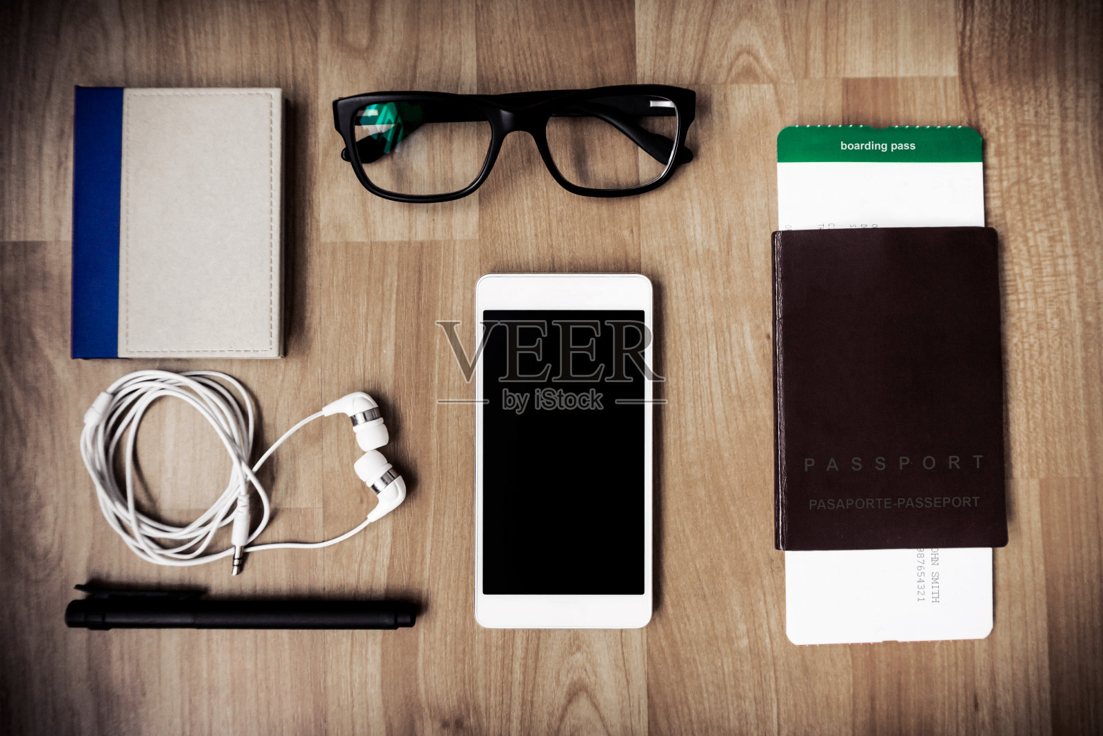 旅行套装:耳机、笔、护照、机票、智能手机、眼镜、钱包照片摄影图片