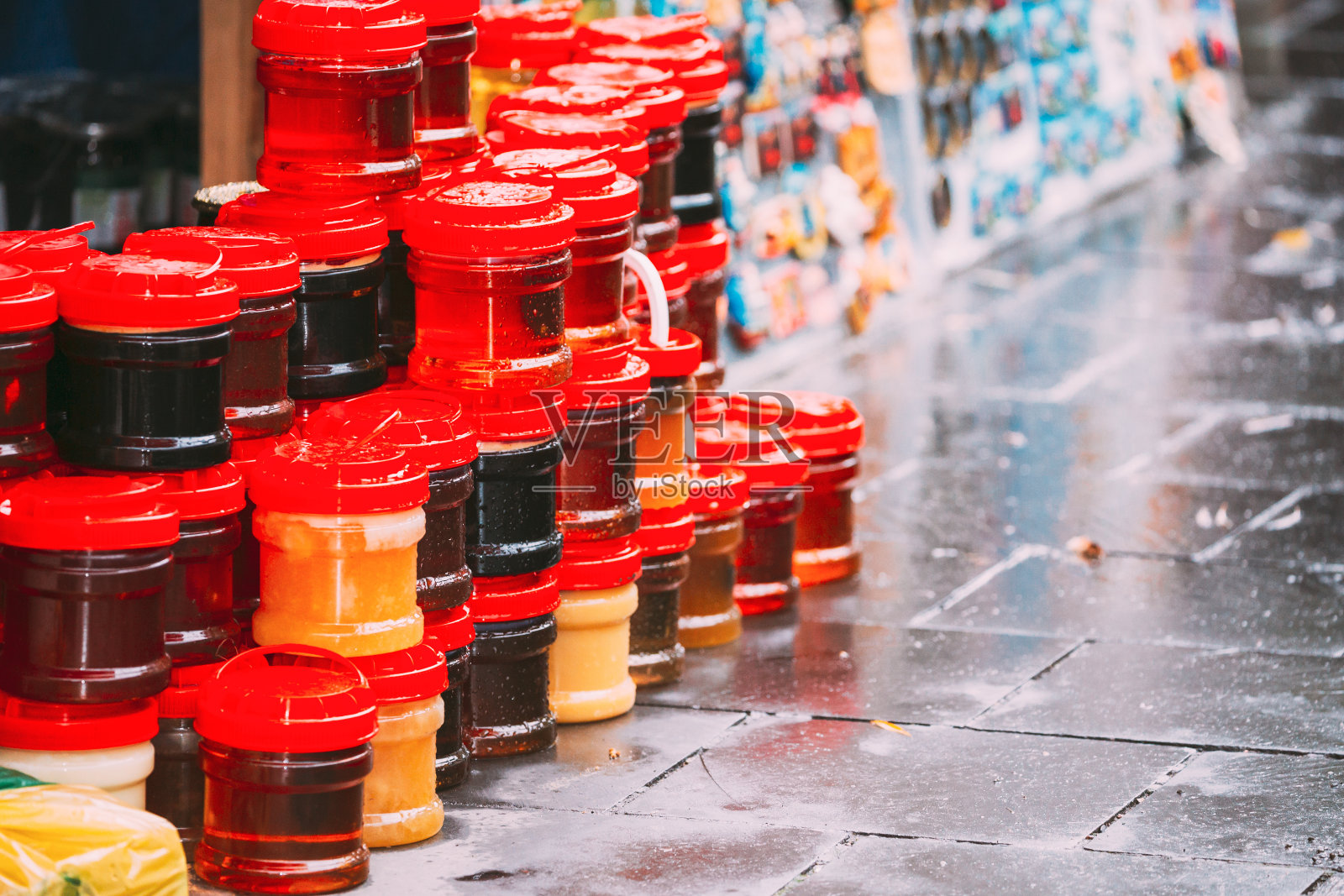 各种各样的罐子香甜可口的果酱。果酱核桃，松果，核桃，蜂蜜。传统的健康美食照片摄影图片