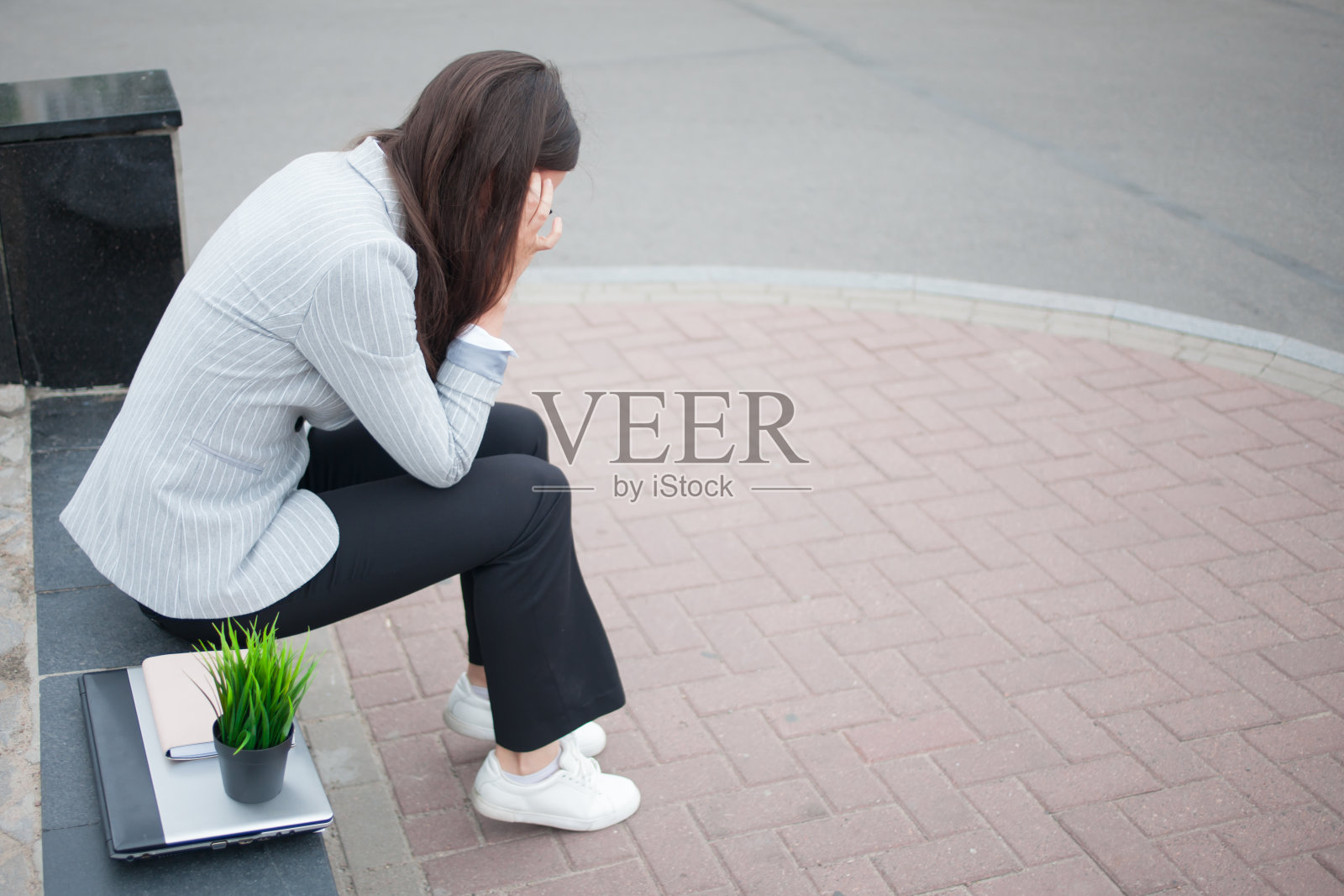 被一家大公司解雇。经济危机和资质问题。照片摄影图片