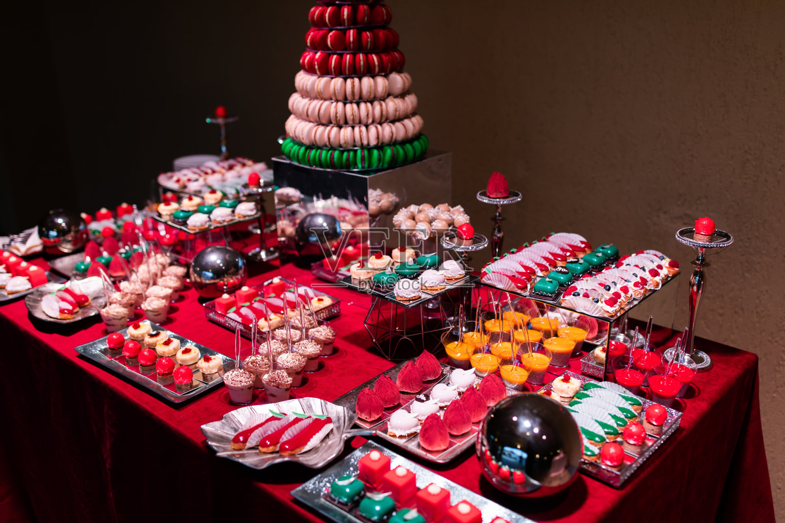 美味的糖果自助餐。婚礼上的糖果棒有很多不同的糖果。照片摄影图片