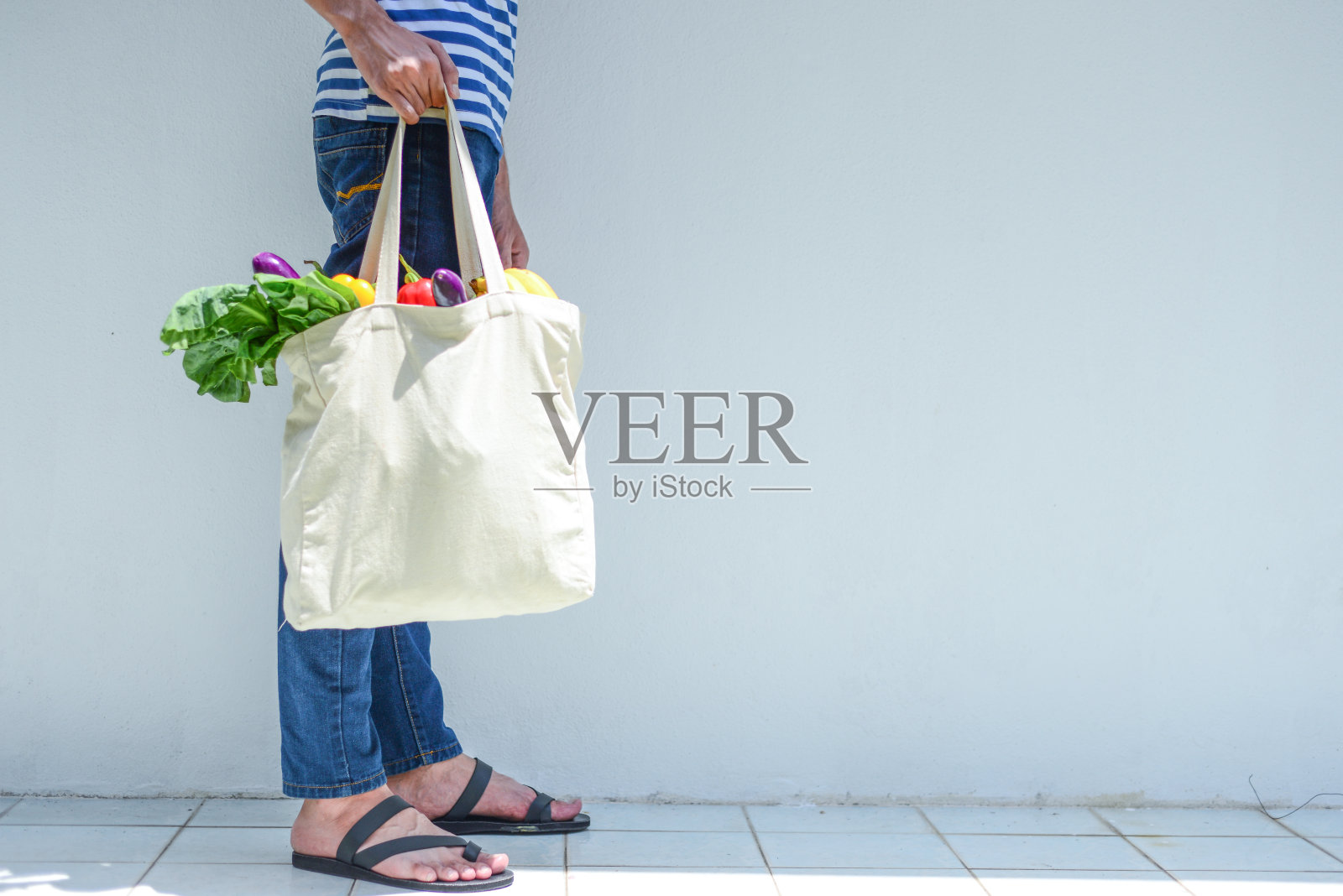 亚洲男人与可重复使用的购物袋照片摄影图片