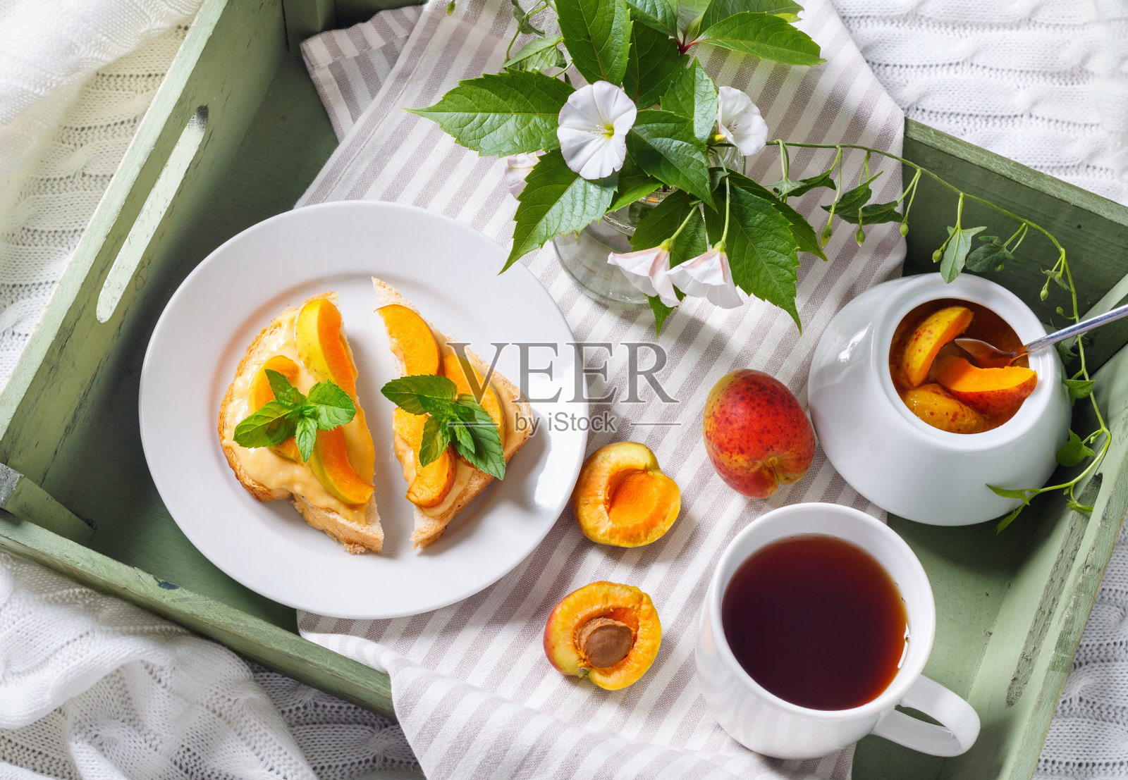 美味的烤面包配自制的杏酱照片摄影图片