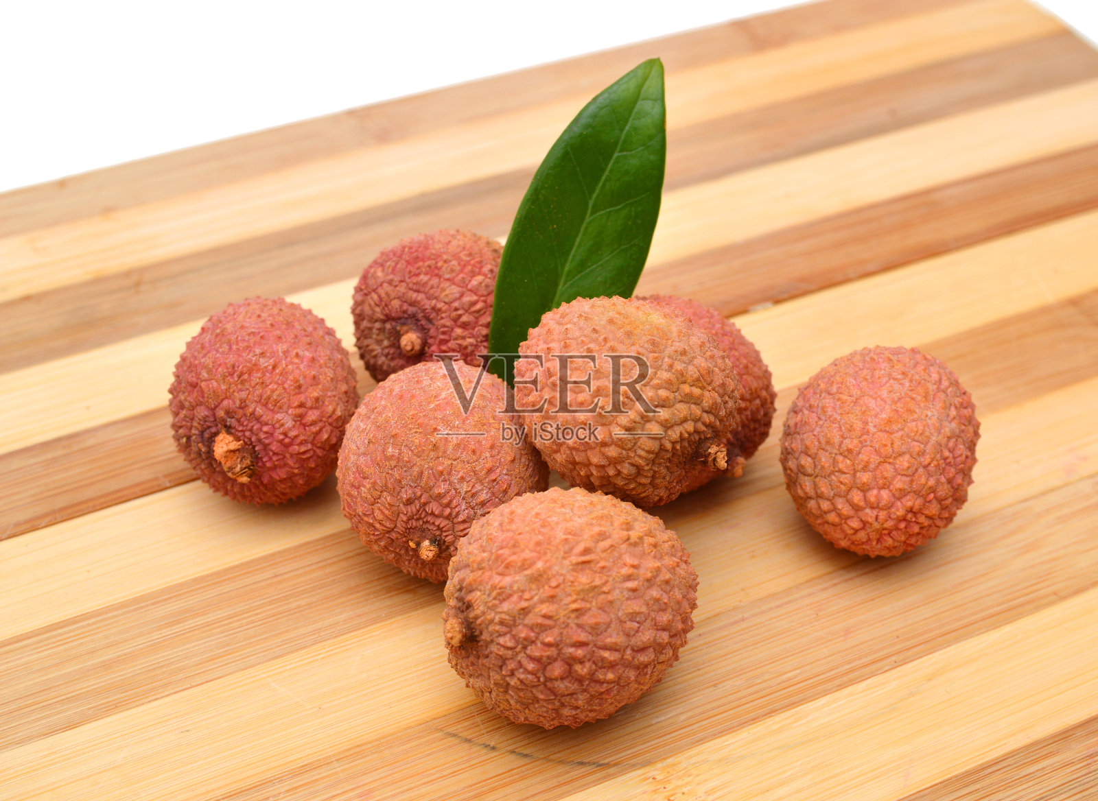 白色背景上分离的新鲜荔枝果实照片摄影图片