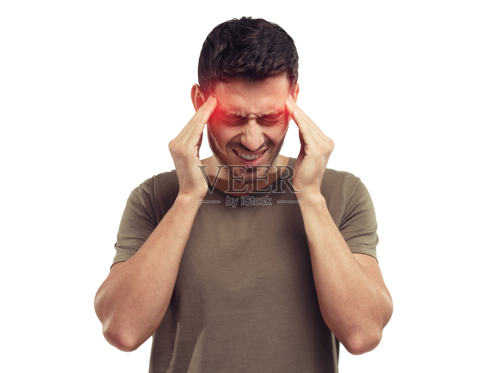 年轻男人患有严重头痛，用手指按压太阳穴，闭上眼睛以减轻疼痛，脸上露出无助的表情，在灰色背景上隔离照片摄影图片