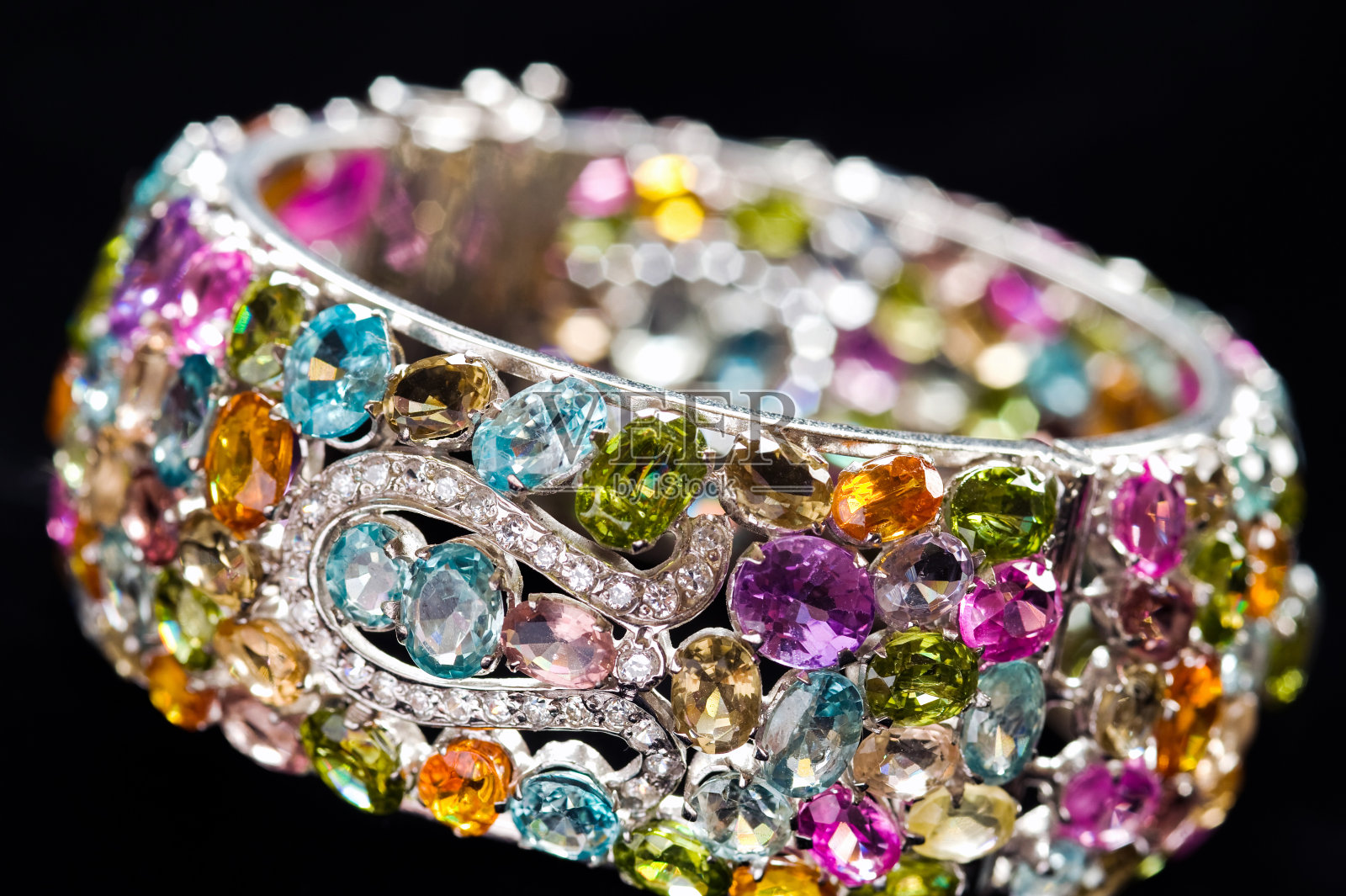 手镯与宝石孤立在黑色照片摄影图片
