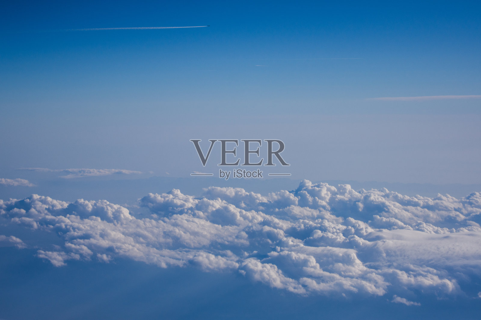 意大利天空中云层的鸟瞰图照片摄影图片