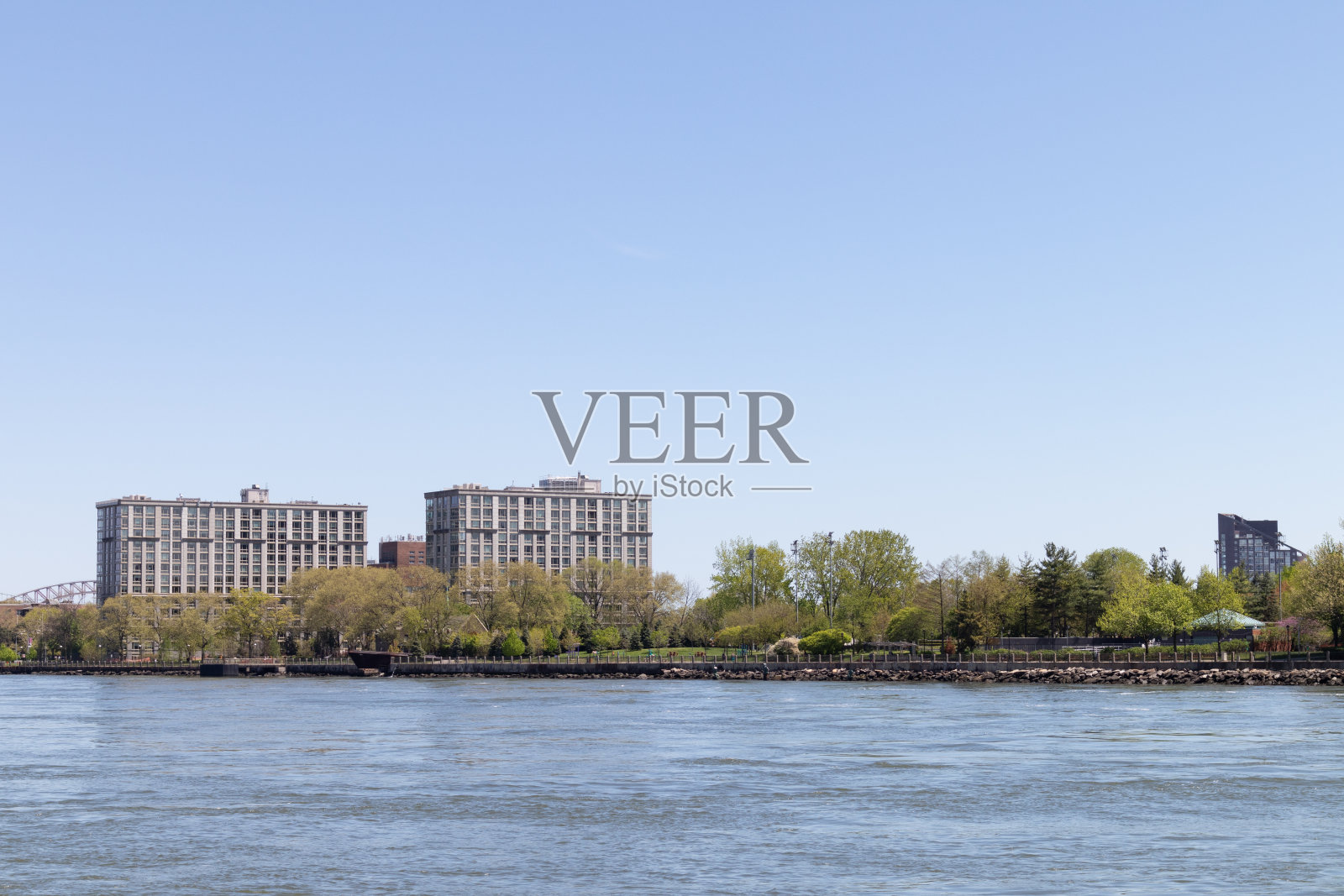 春季，纽约市东河沿岸的罗斯福岛地平线上的住宅楼照片摄影图片