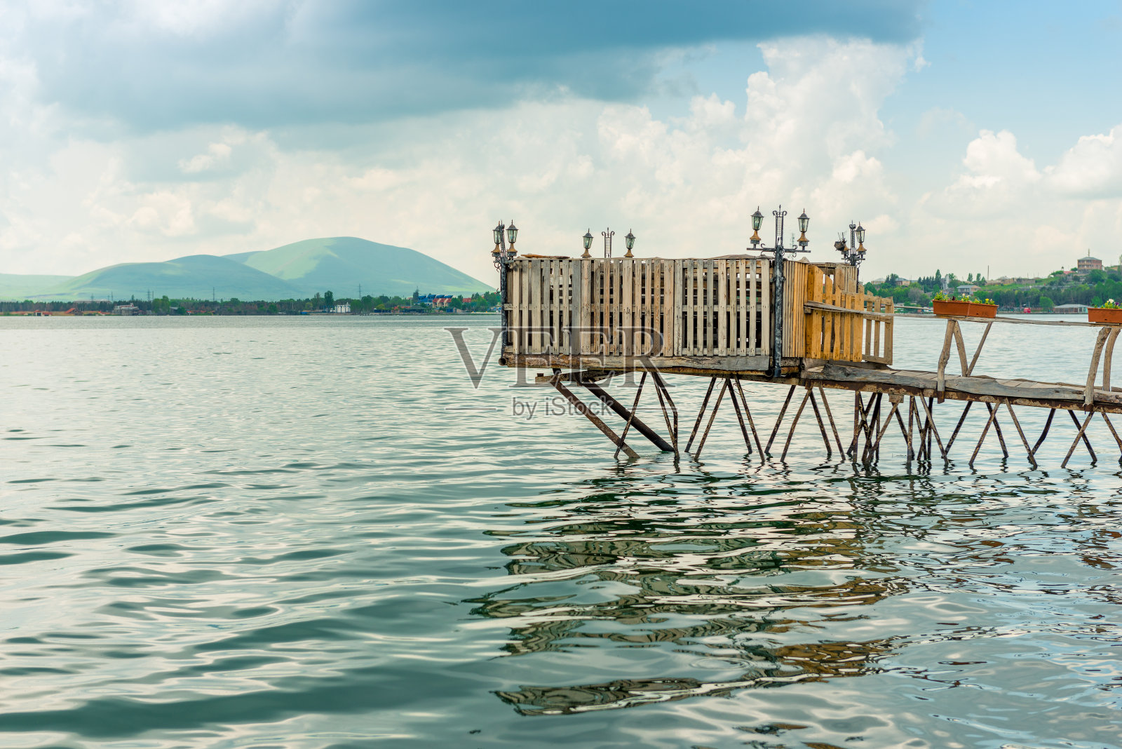 正宗的木制码头在塞万湖，亚美尼亚景观照片摄影图片
