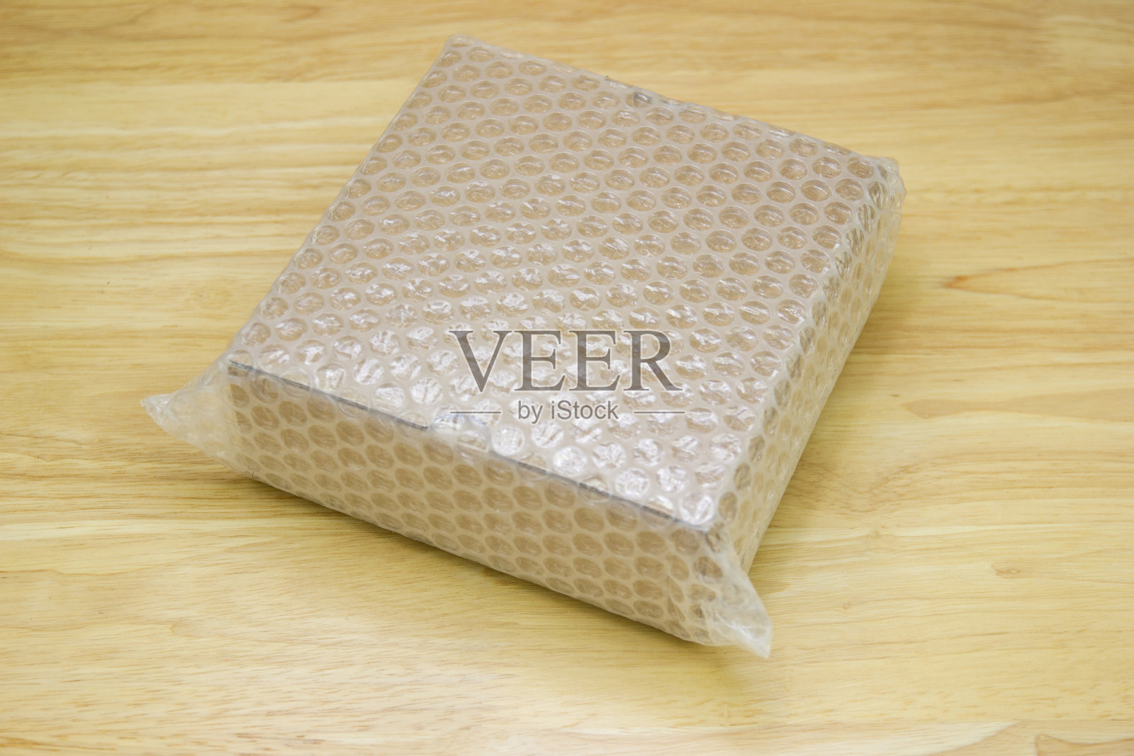 气泡膜包裹盒子保护开裂的木桌产品照片摄影图片
