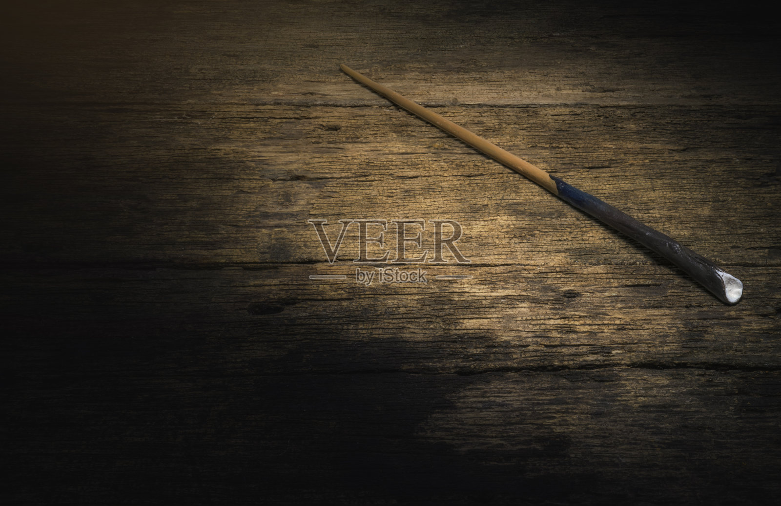 魔术棒在木桌上，魔术棒Wizard工具在古董木制背景。照片摄影图片