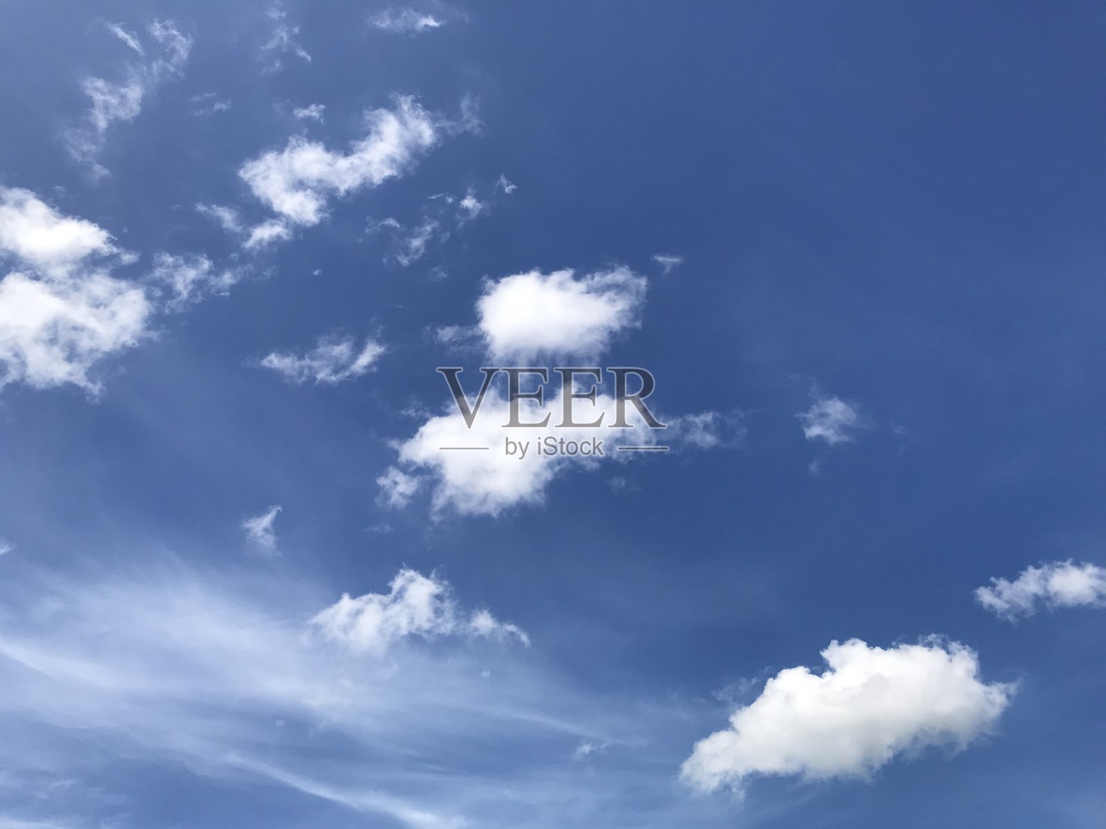 天空的背景是几团白云照片摄影图片