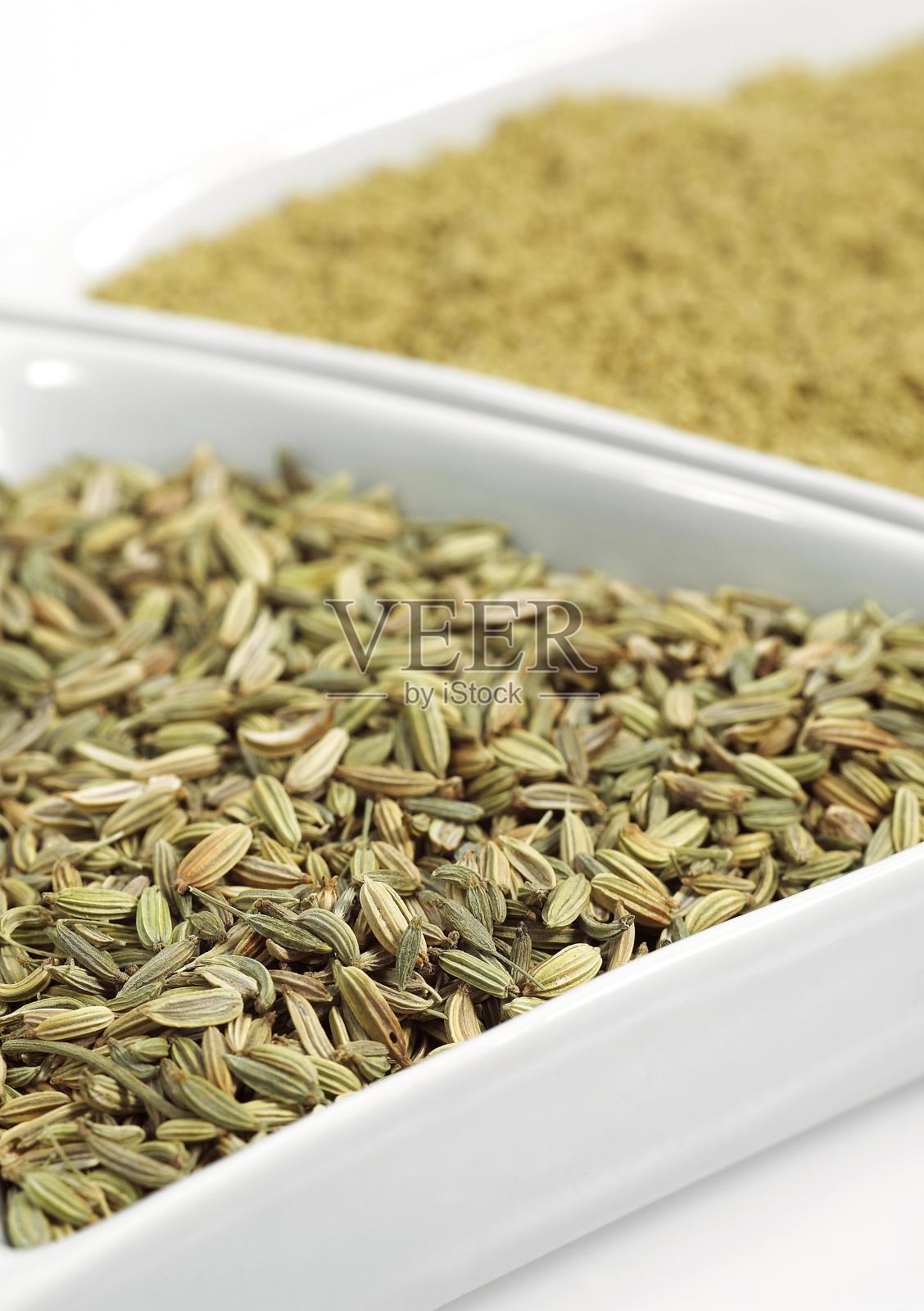 粉和茴香籽，小茴香在白色的背景下照片摄影图片