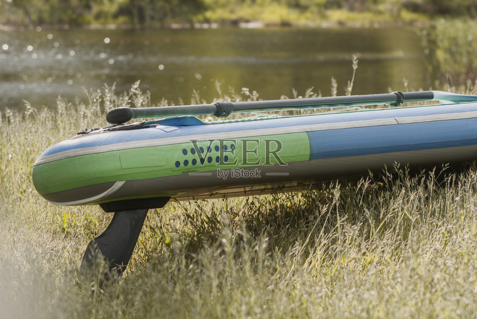 户外桨板特写，草地上的桨板，照片摄影图片