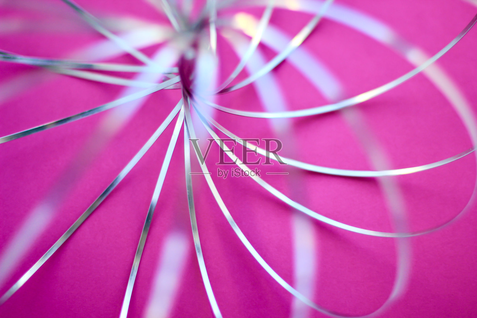 模糊的粉色和银色纹理纸背景。照片摄影图片