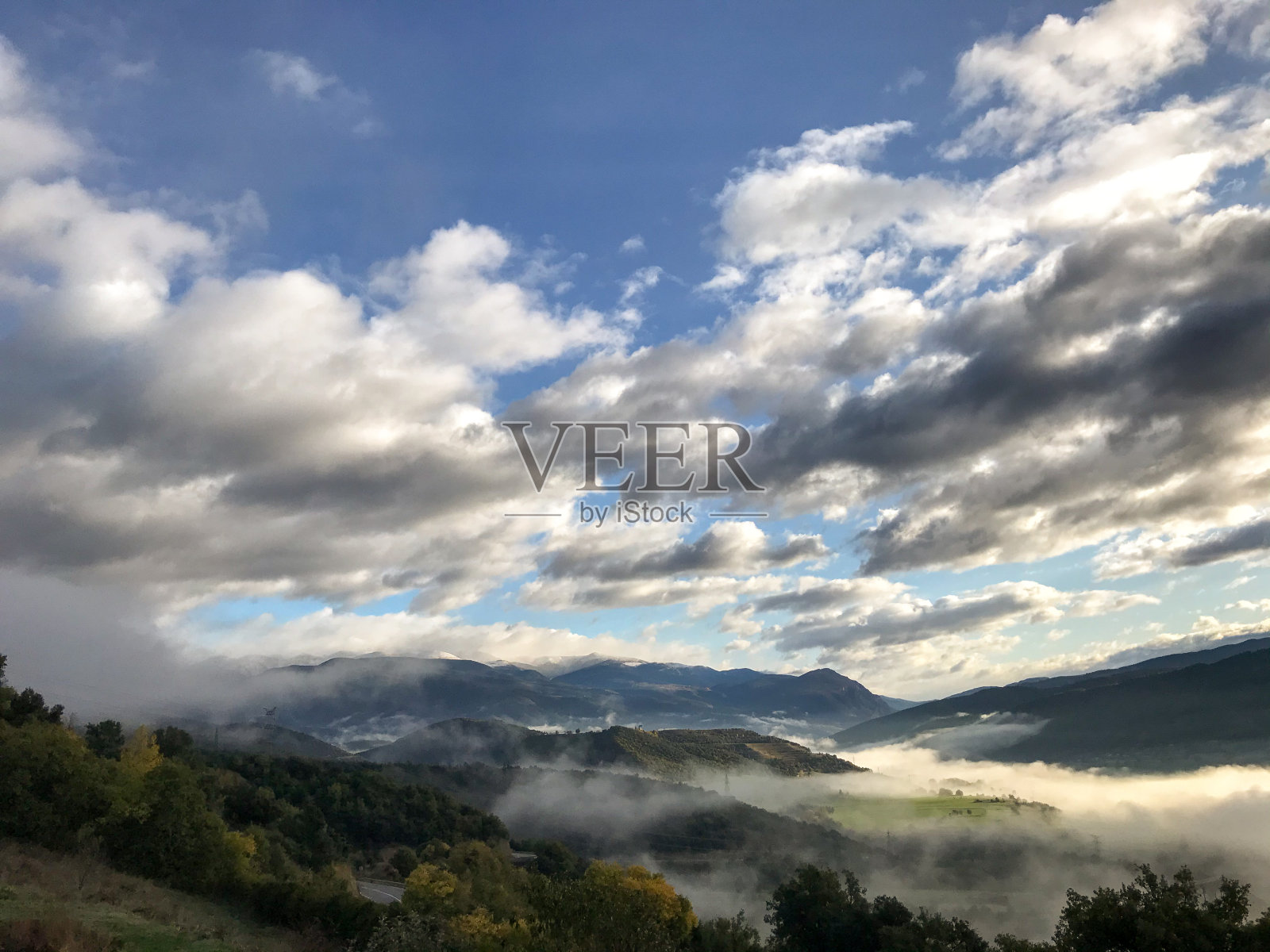 比利牛斯山谷照片摄影图片