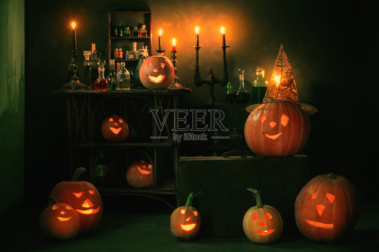 万圣节装饰用南瓜和魔法药水室内照片摄影图片