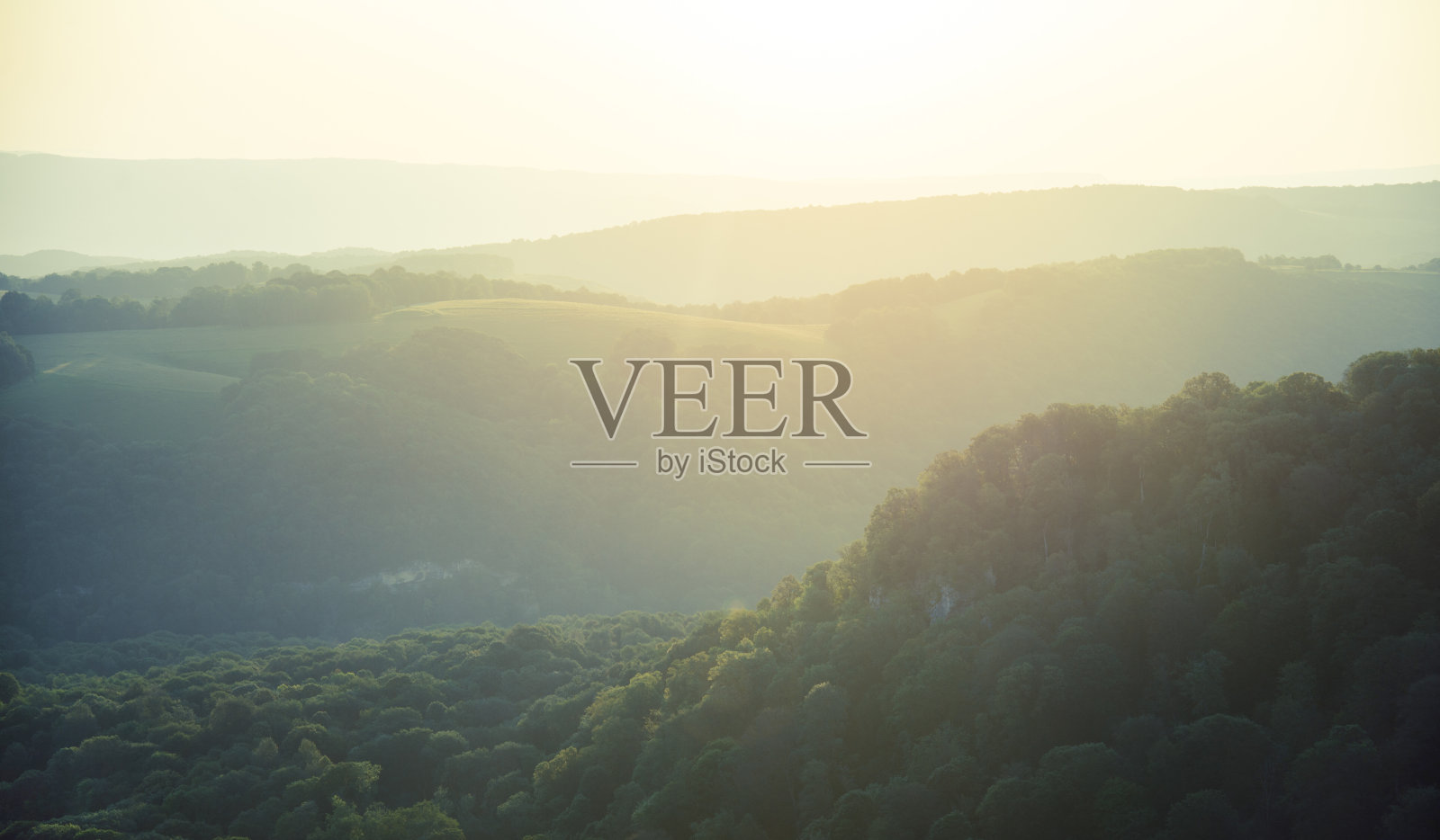 美丽的日出在山上照片摄影图片