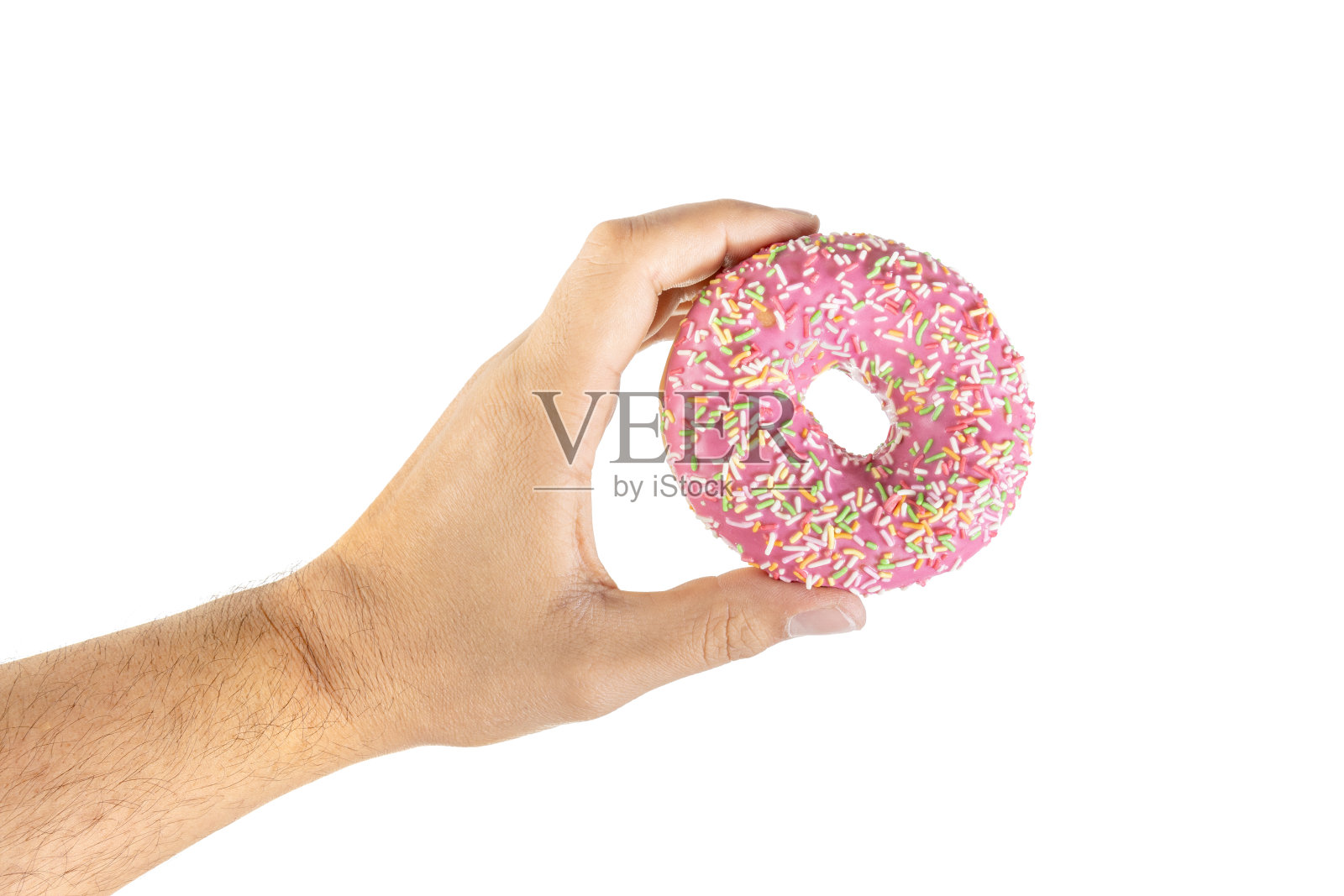 一个男人手里拿着一个在白色背景上孤立的粉色糖霜的甜甜圈。照片摄影图片