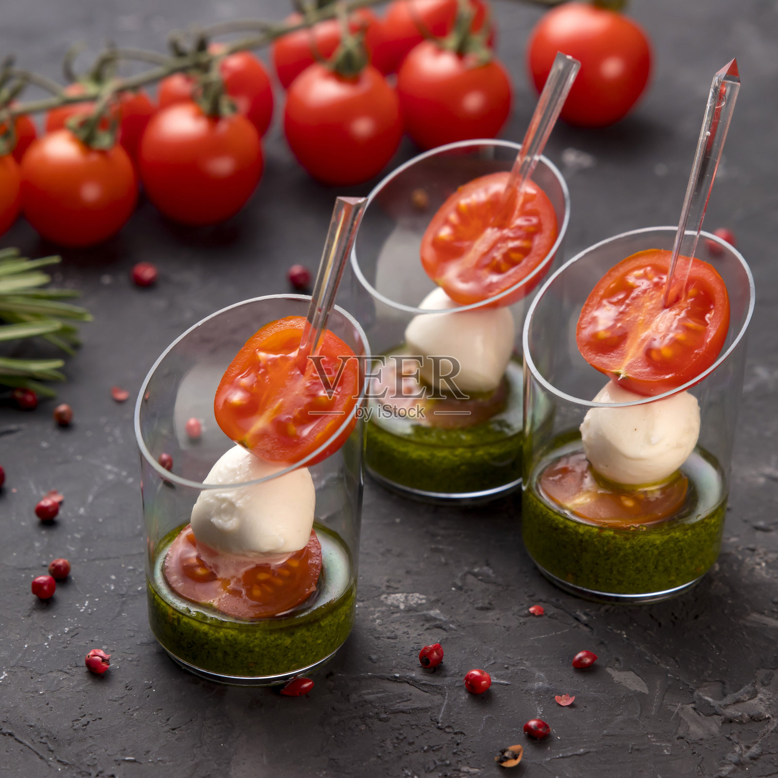 自助餐菜单。为餐饮公司提供马苏里拉奶酪、番茄、香蒜沙司照片摄影图片