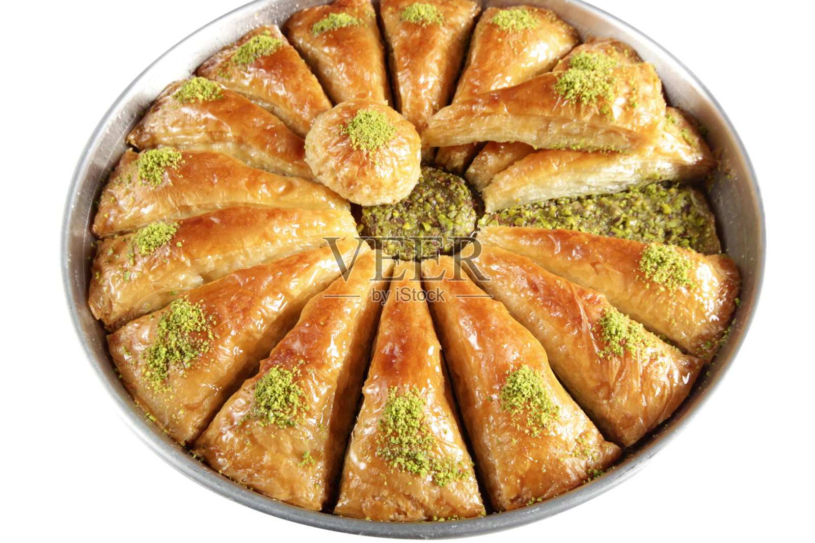 传统的土耳其巴克拉瓦甜品。胡桃，开心果土耳其风格安泰普巴克拉瓦展示。土耳其风味的巴克拉瓦蜜。照片摄影图片