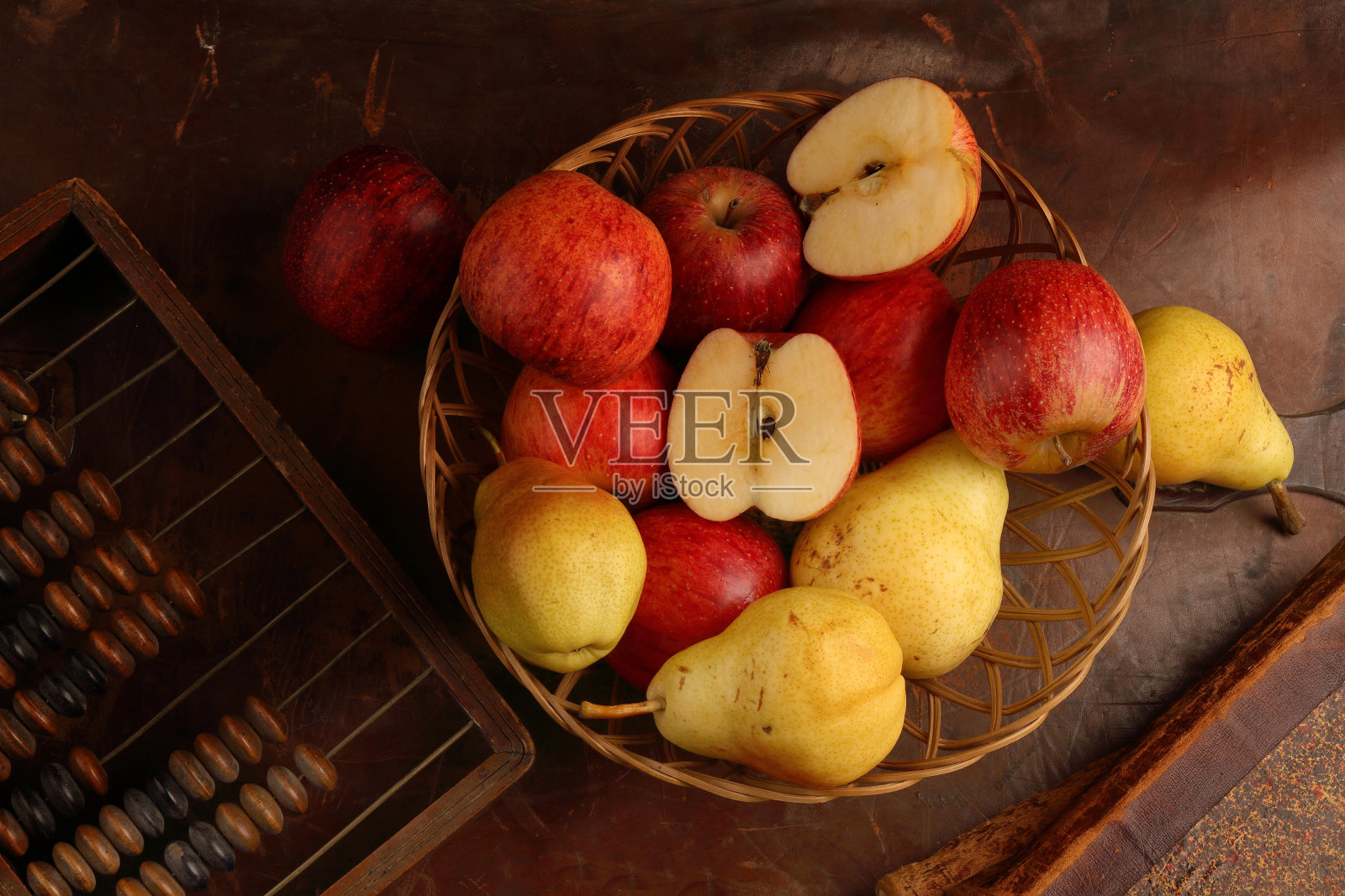 数着收获的苹果和梨照片摄影图片