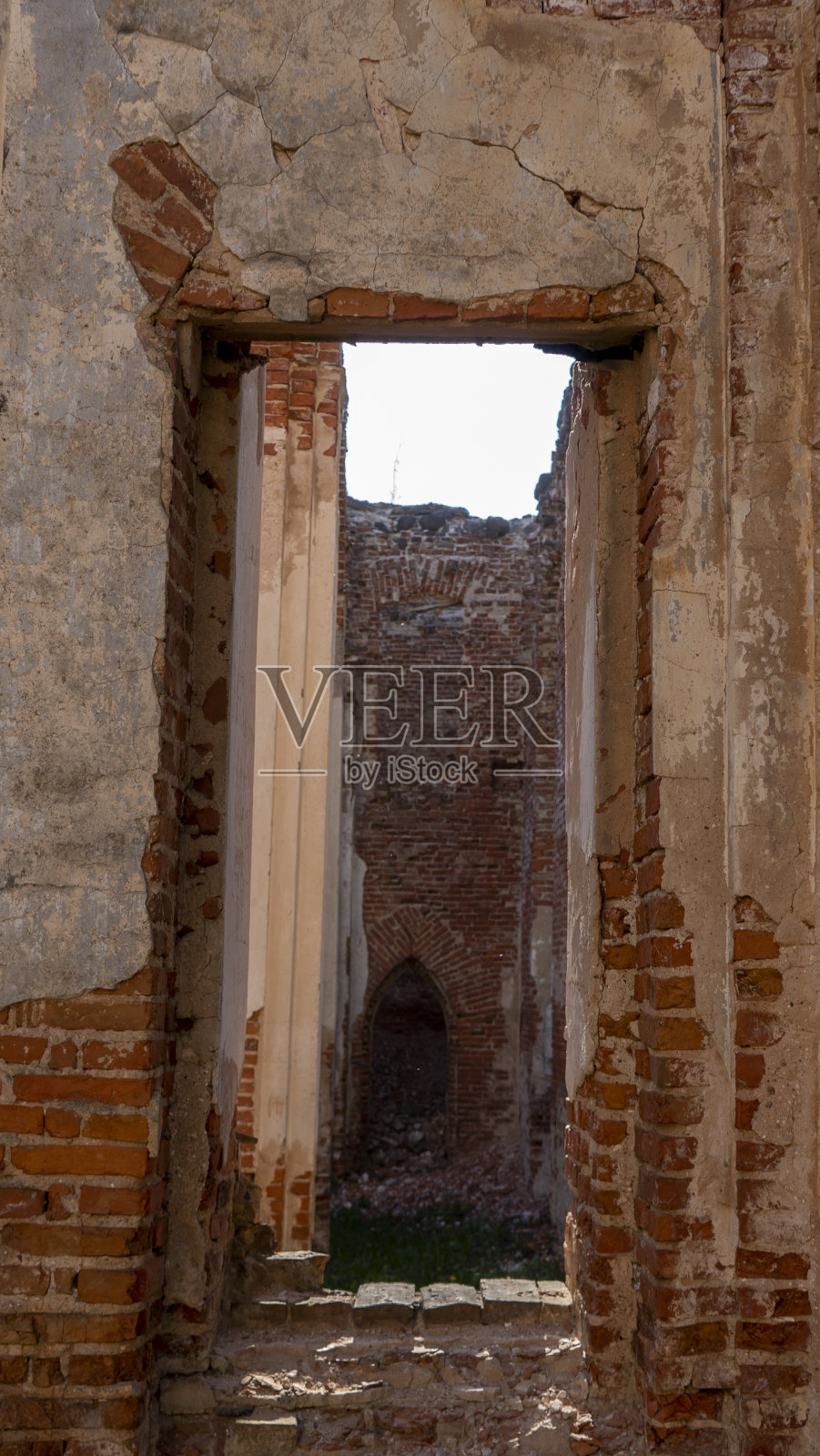 维卡尔斯纳瓦教堂的废墟。拉脱维亚卡尔斯纳瓦教区路德教会的旧建筑细节。阳光明媚的春天。照片摄影图片