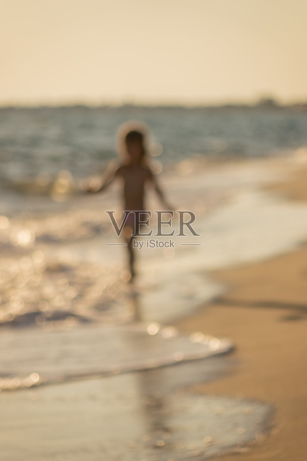 小女孩在浅滩上奔跑照片摄影图片