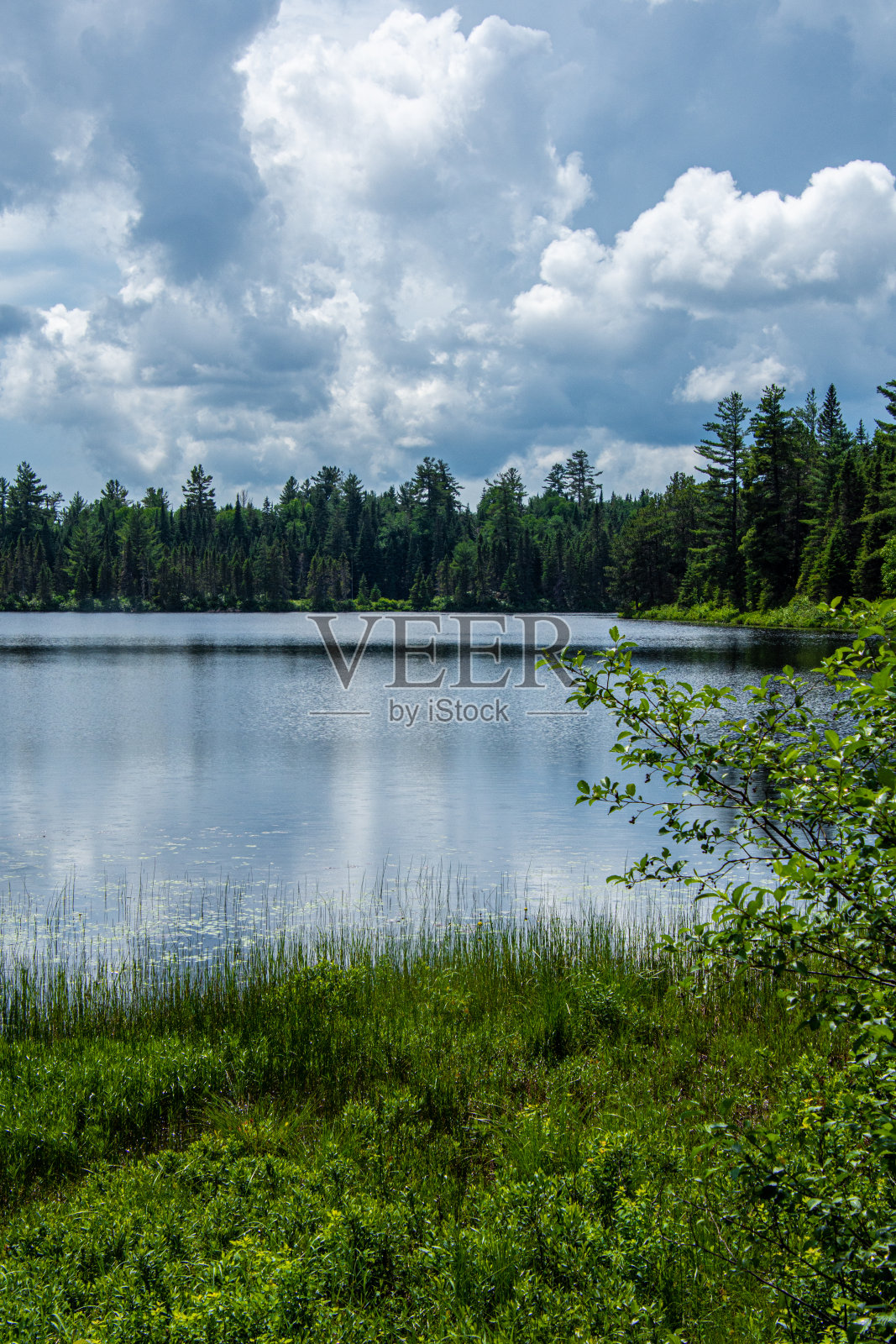 暴风雨下美丽的湖泊照片摄影图片