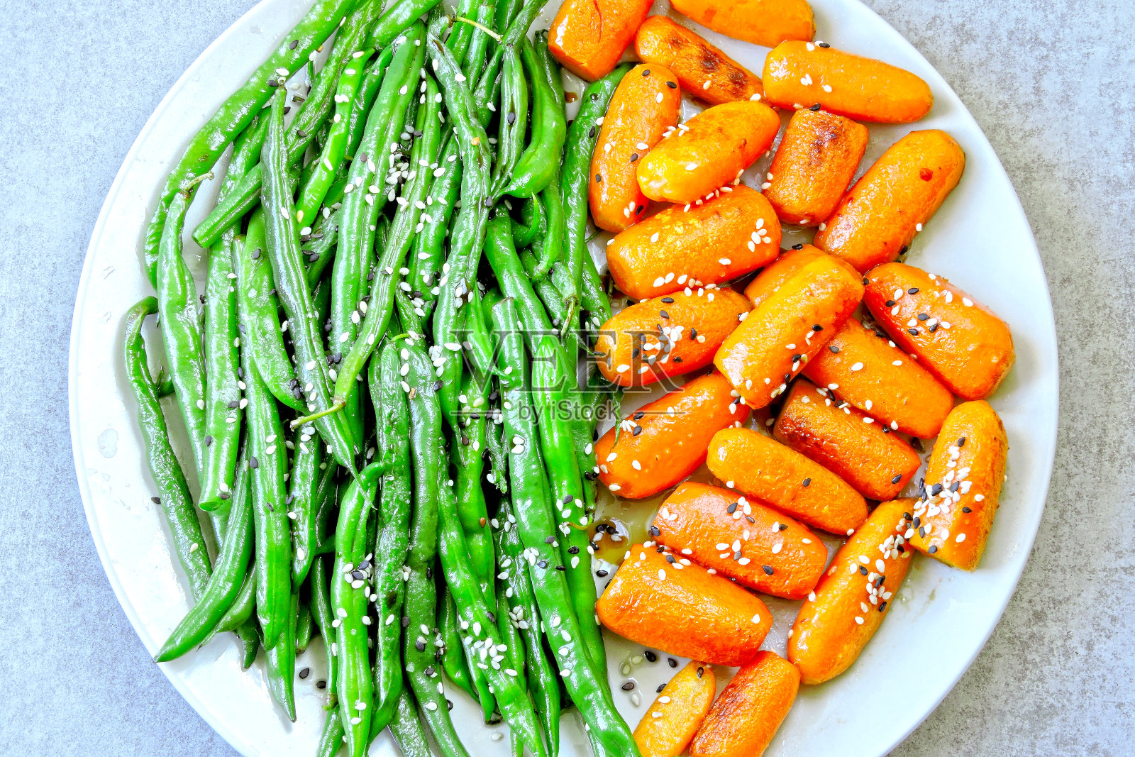 青豆和小胡萝卜，放在烤架上烤。照片摄影图片