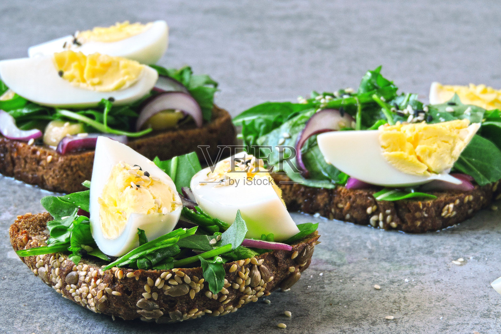 带芝麻菜和鸡蛋的三明治。照片摄影图片