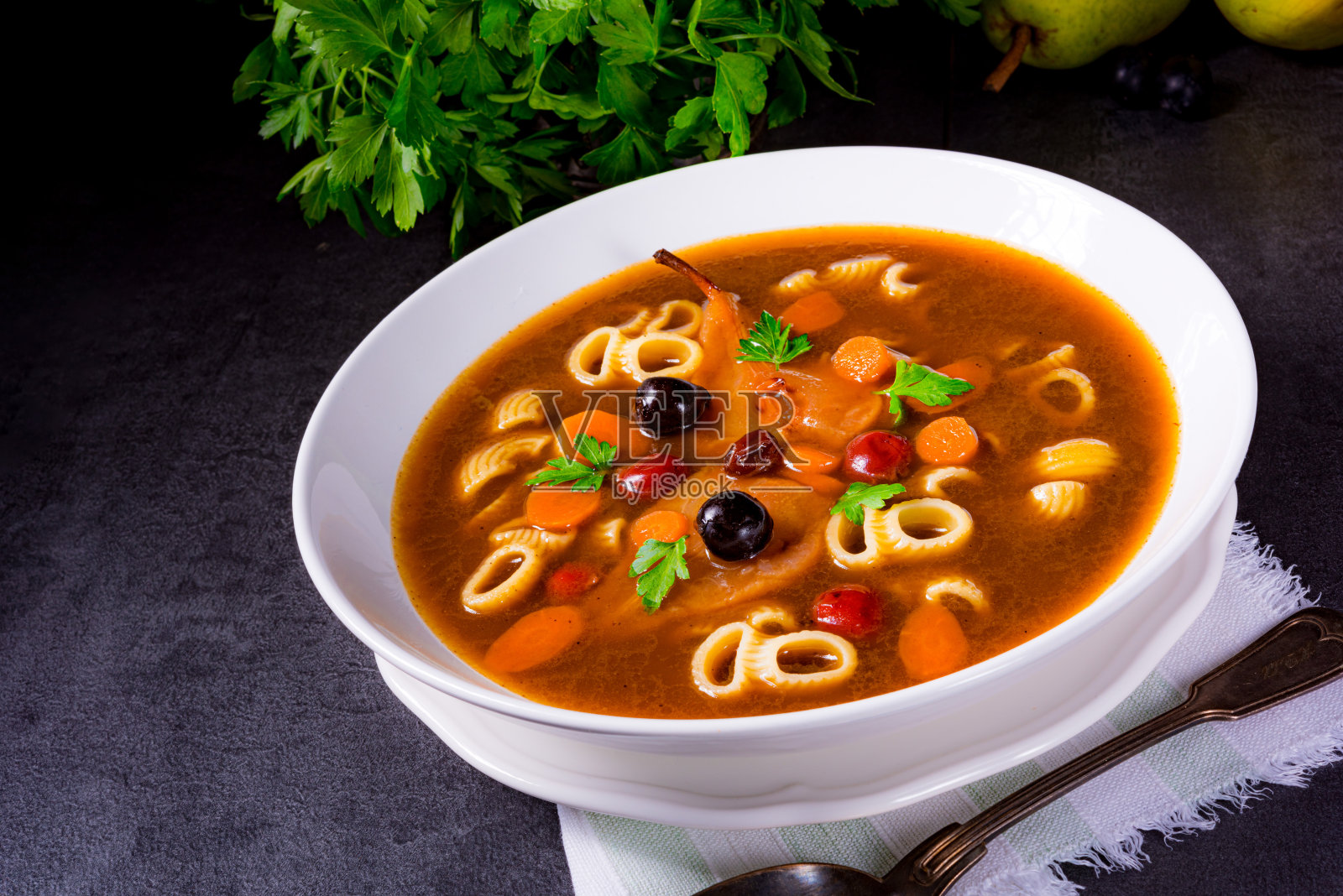 Czerninaa面条汤是波兰的传统汤照片摄影图片