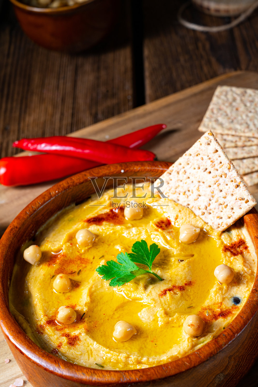 美味的鹰嘴豆泥，配柠檬和辣椒照片摄影图片