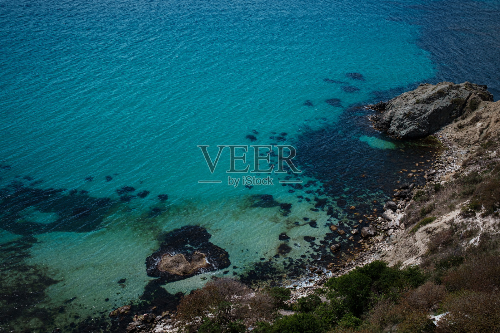 悬崖上碧海的美丽景色。照片摄影图片