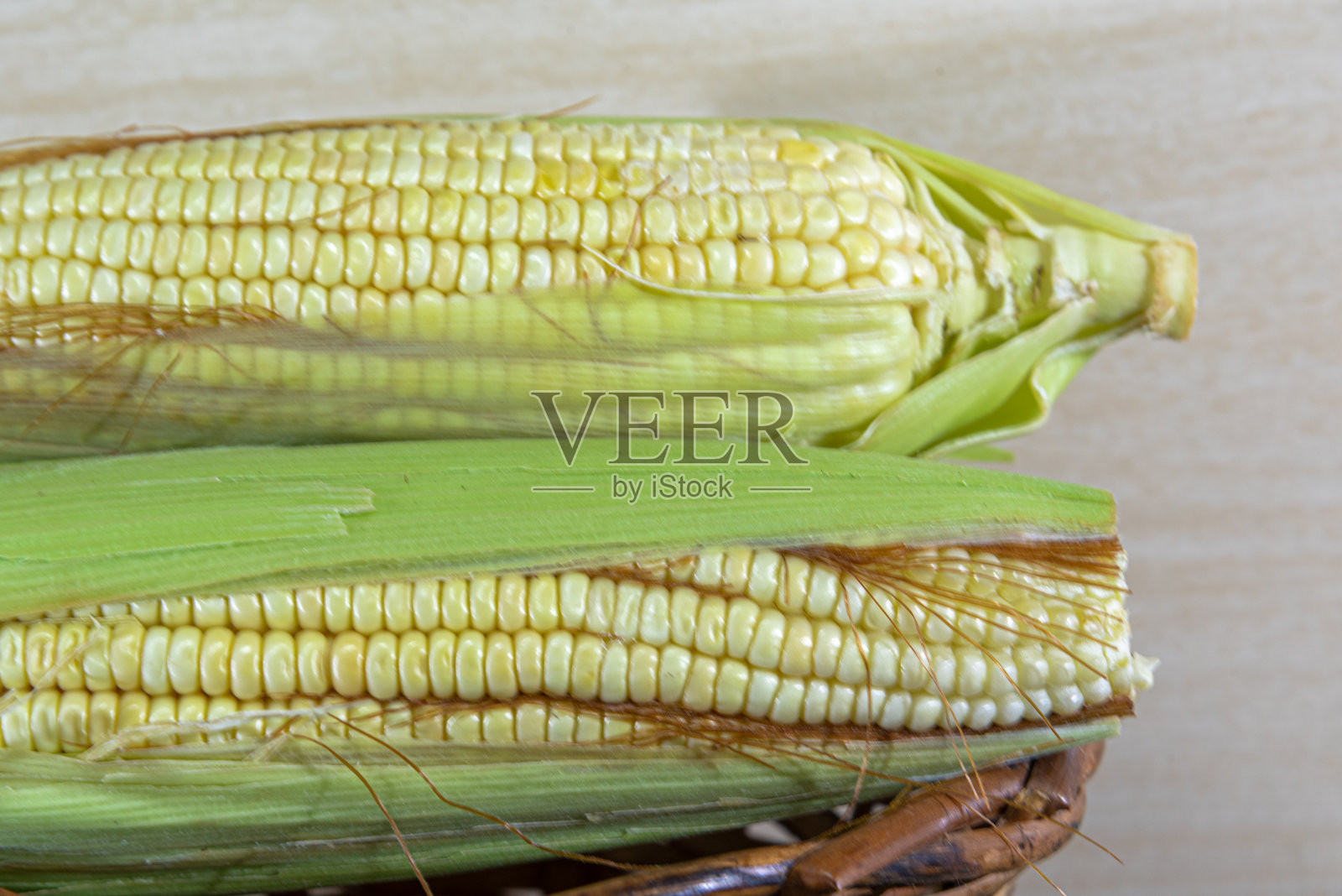 玉米和青玉米。供人类食用的食物。照片摄影图片