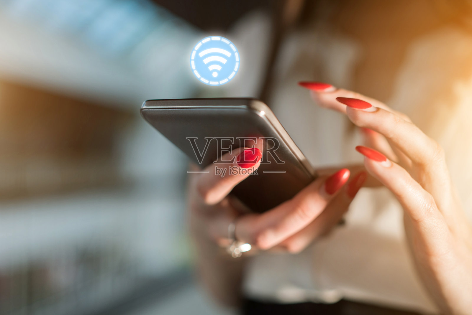 在手机上连接WiFi无线网络照片摄影图片