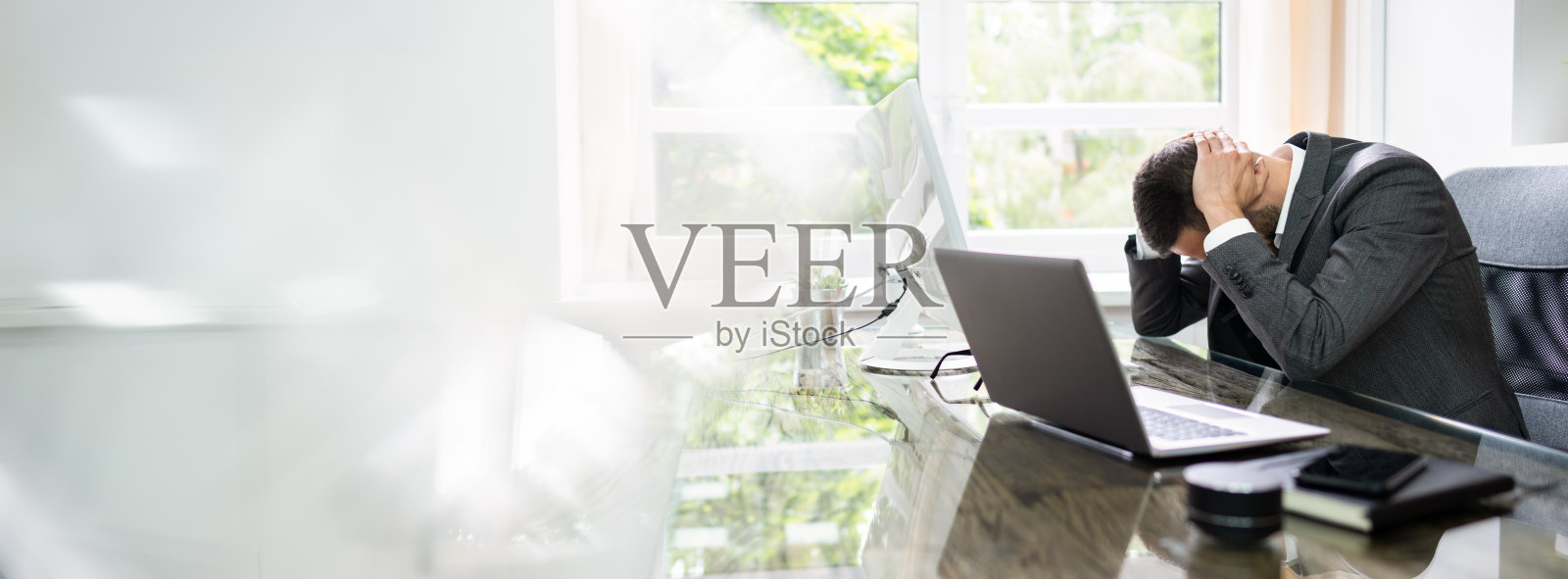 患有偏头痛和头痛的商人照片摄影图片