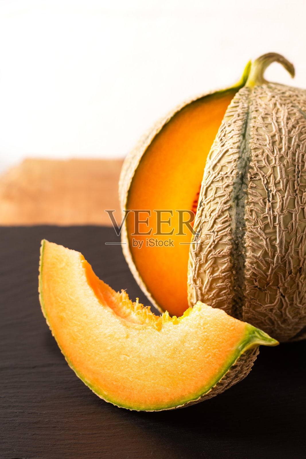 西瓜水果在黑色板板与拷贝空间照片摄影图片