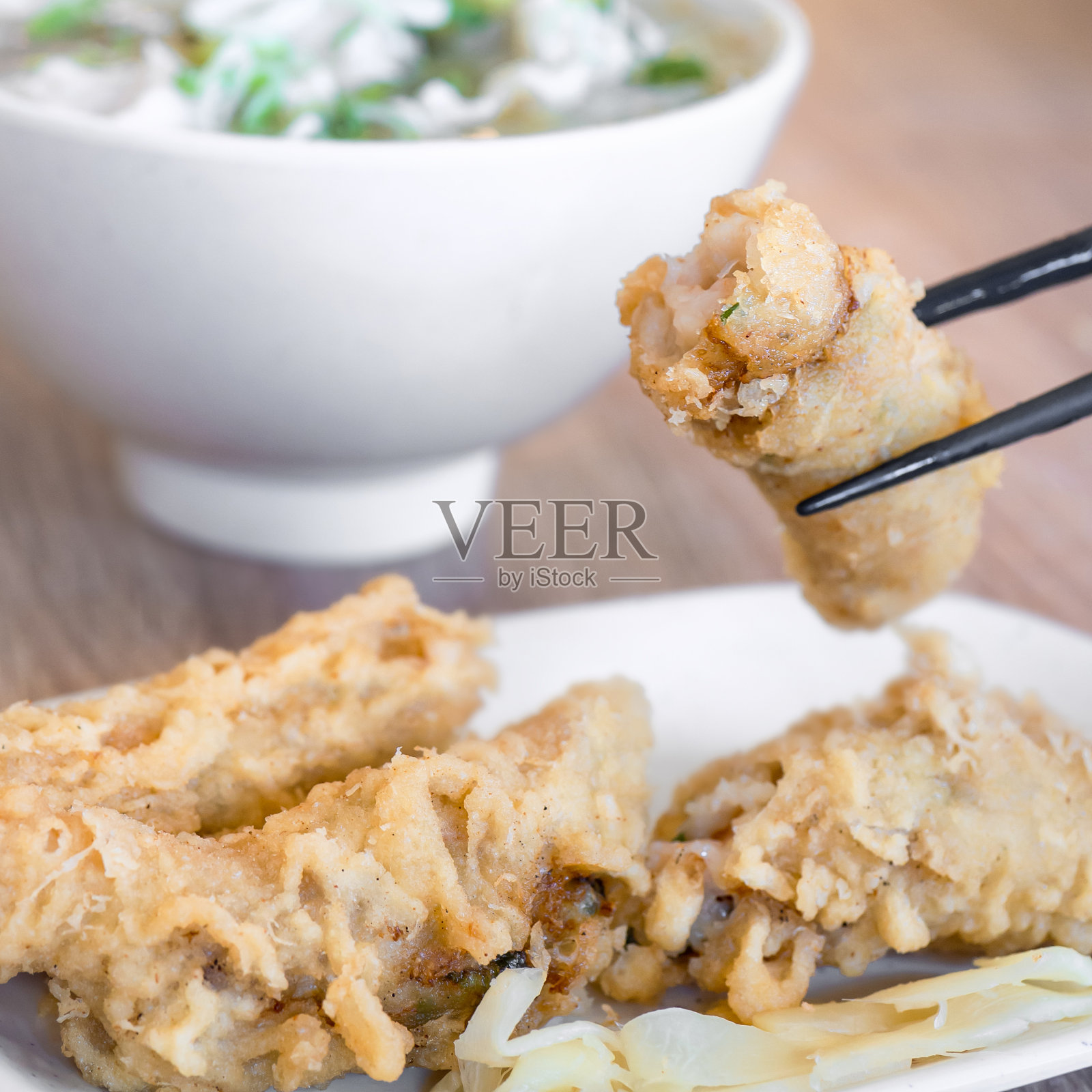 炸虾卷-台南的台湾美食，台湾餐厅，关闭，生活方式。照片摄影图片