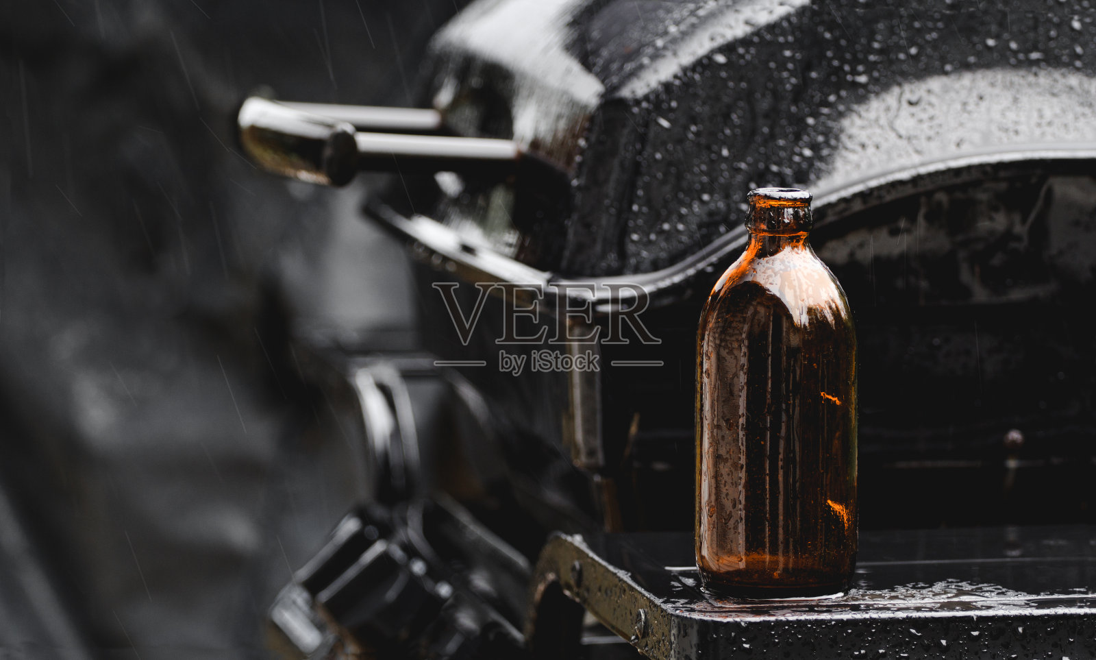 矮胖的啤酒瓶和烧烤照片摄影图片