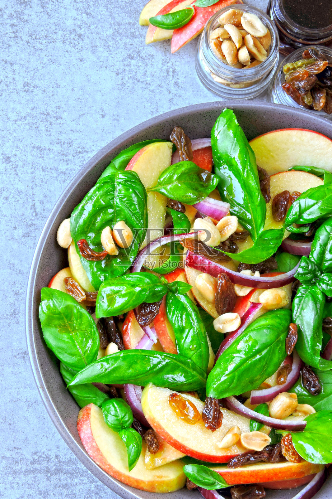 加罗勒，葡萄干和蓝洋葱的苹果沙拉。照片摄影图片