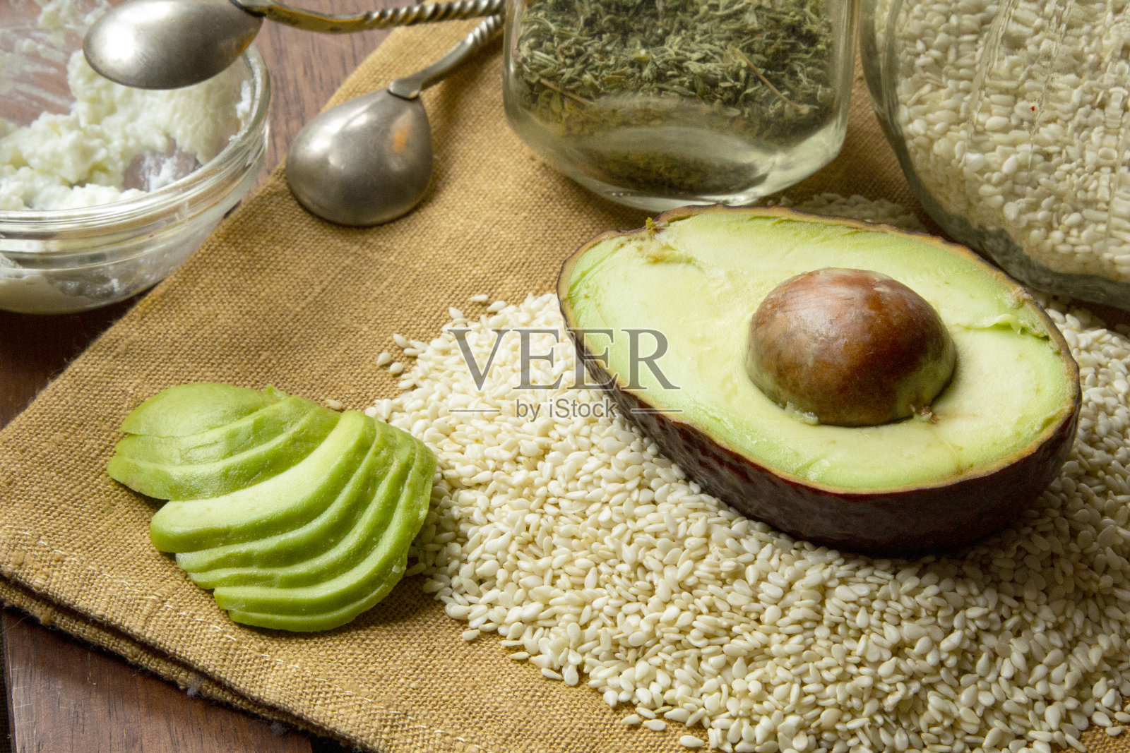 特写新鲜鳄梨切芝麻，软奶酪和香草。照片摄影图片