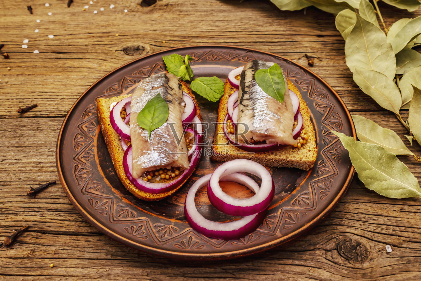 传统的挪威或丹麦混血。鲱鱼三明治，健康饮食理念照片摄影图片