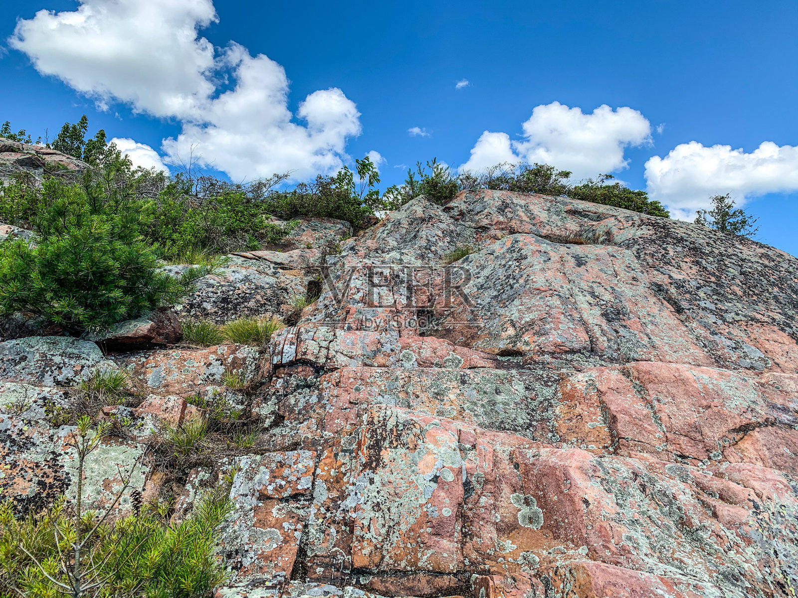 仰望陡峭的花岗岩漫步蓝天照片摄影图片