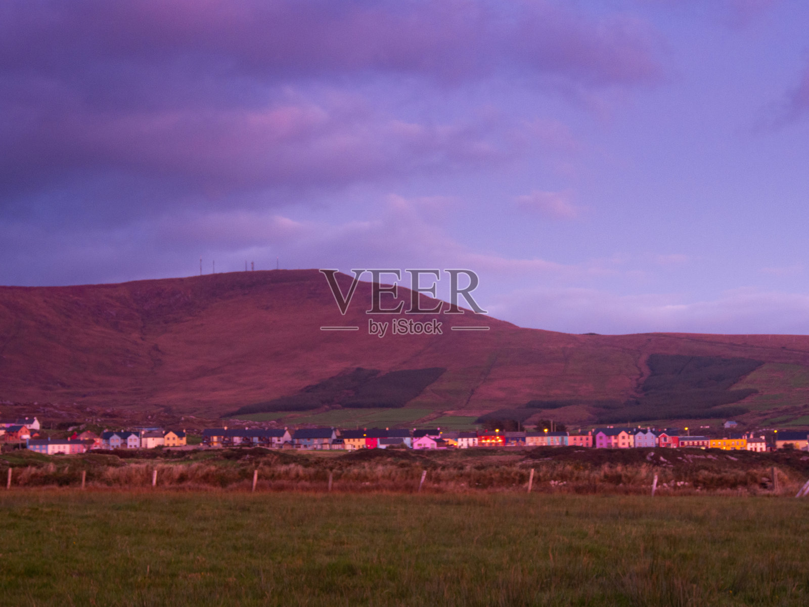 暮色中的多彩爱尔兰村庄照片摄影图片