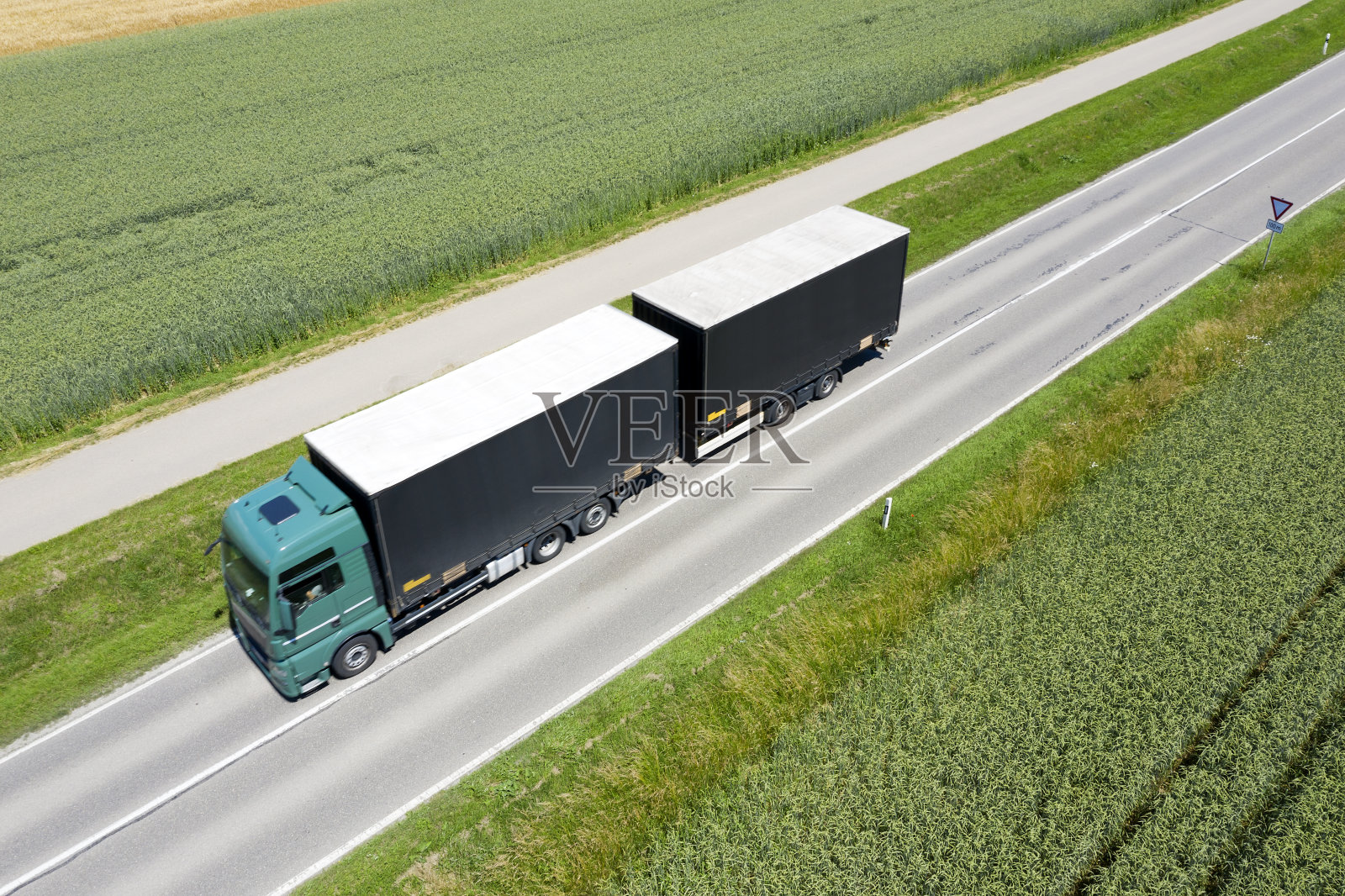 乡村公路上卡车的鸟瞰图照片摄影图片