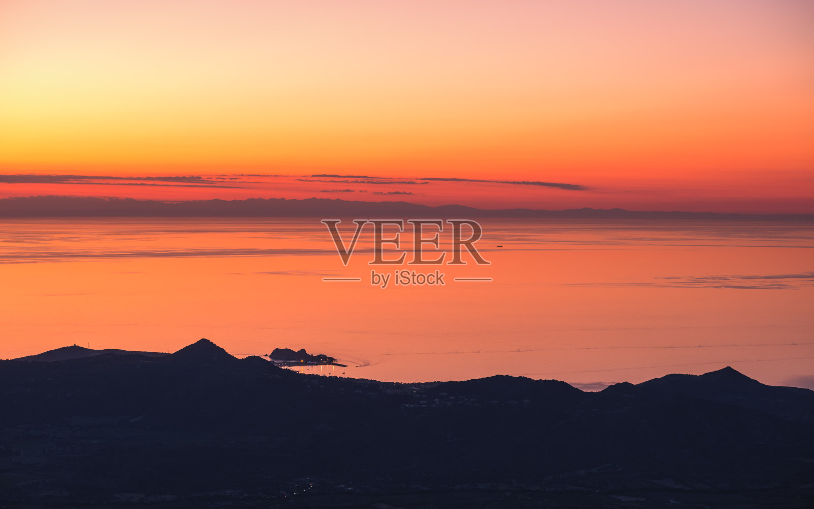 科西嘉岛的卢斯岛和地中海上的日落照片摄影图片