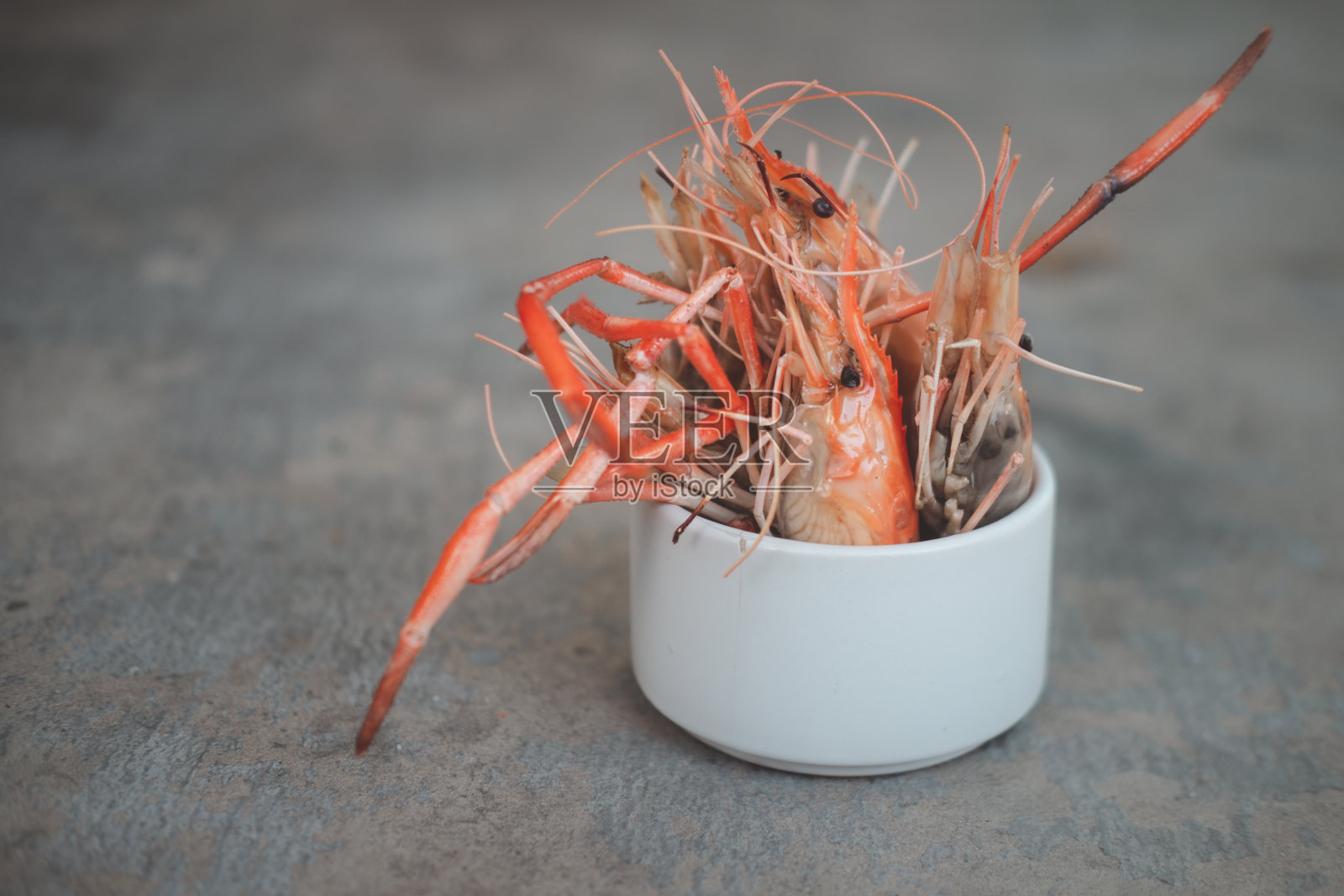 泰式烤河虾配白碗杯。传统的泰国菜食谱照片摄影图片