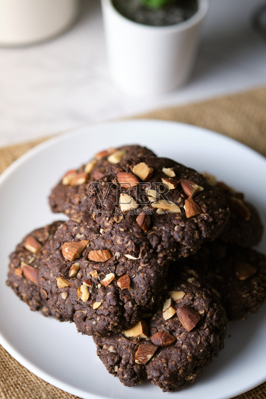 新鲜烘焙黑巧克力与杏仁坚果饼干。照片摄影图片