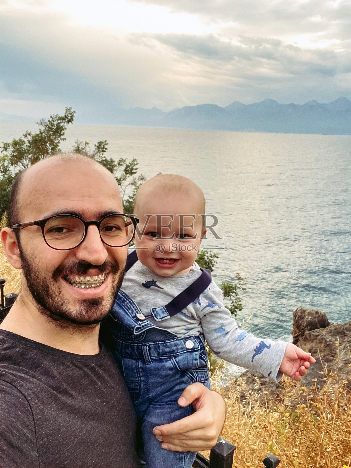 快乐的爸爸和宝宝在户外自拍照片摄影图片