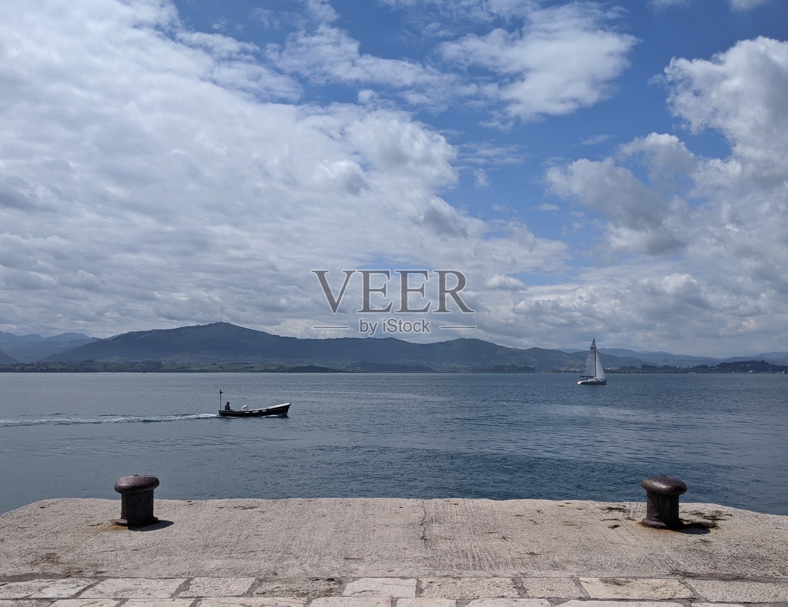 桑坦德银行的海湾。照片摄影图片